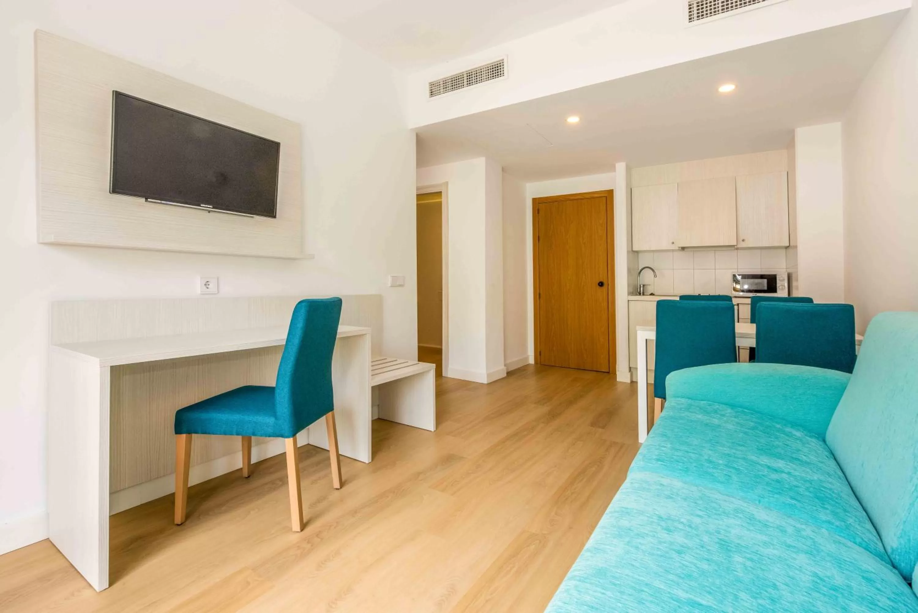 Living room, TV/Entertainment Center in Valentin Park Club