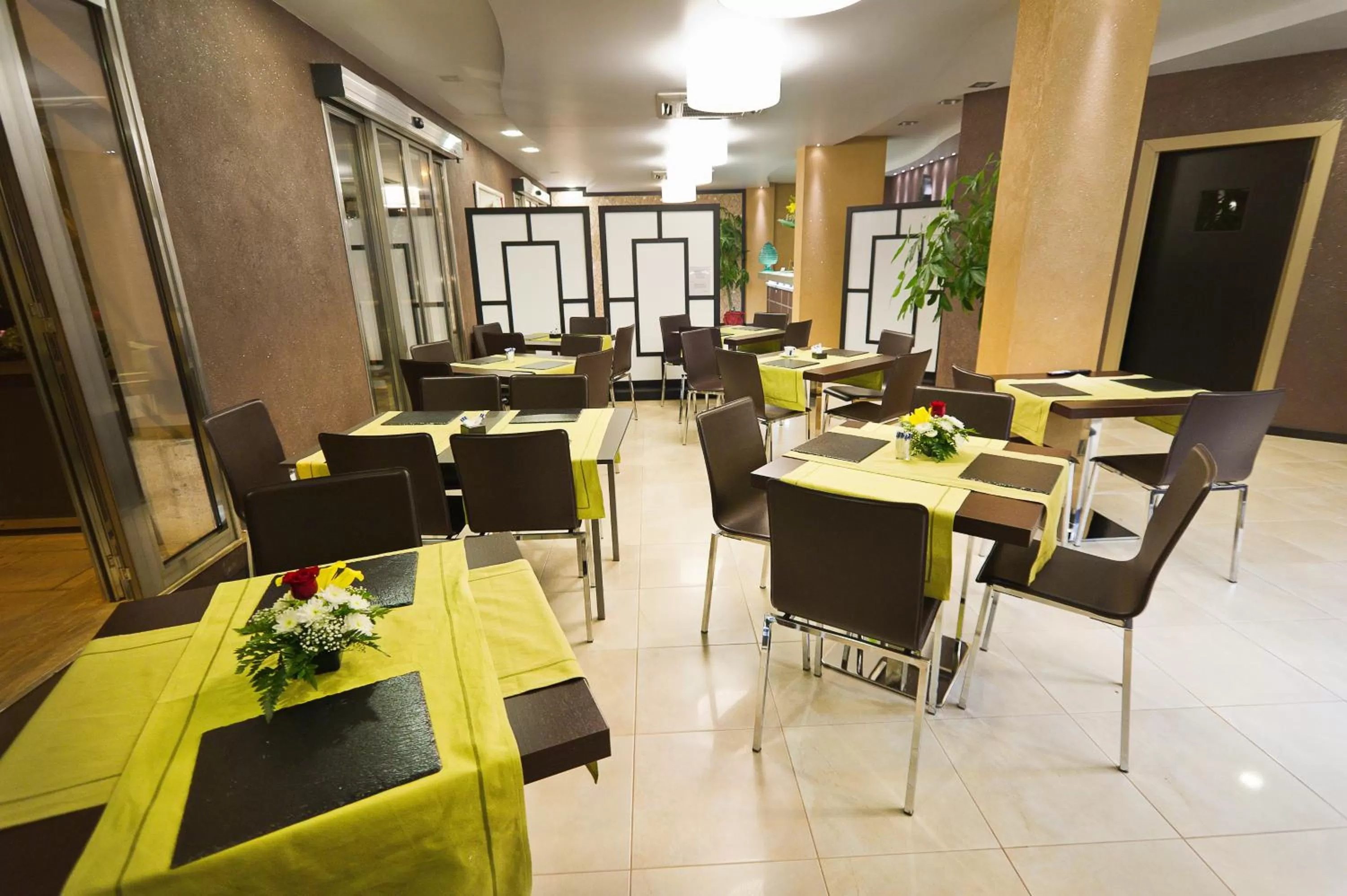 Restaurant/places to eat in Melqart Hotel