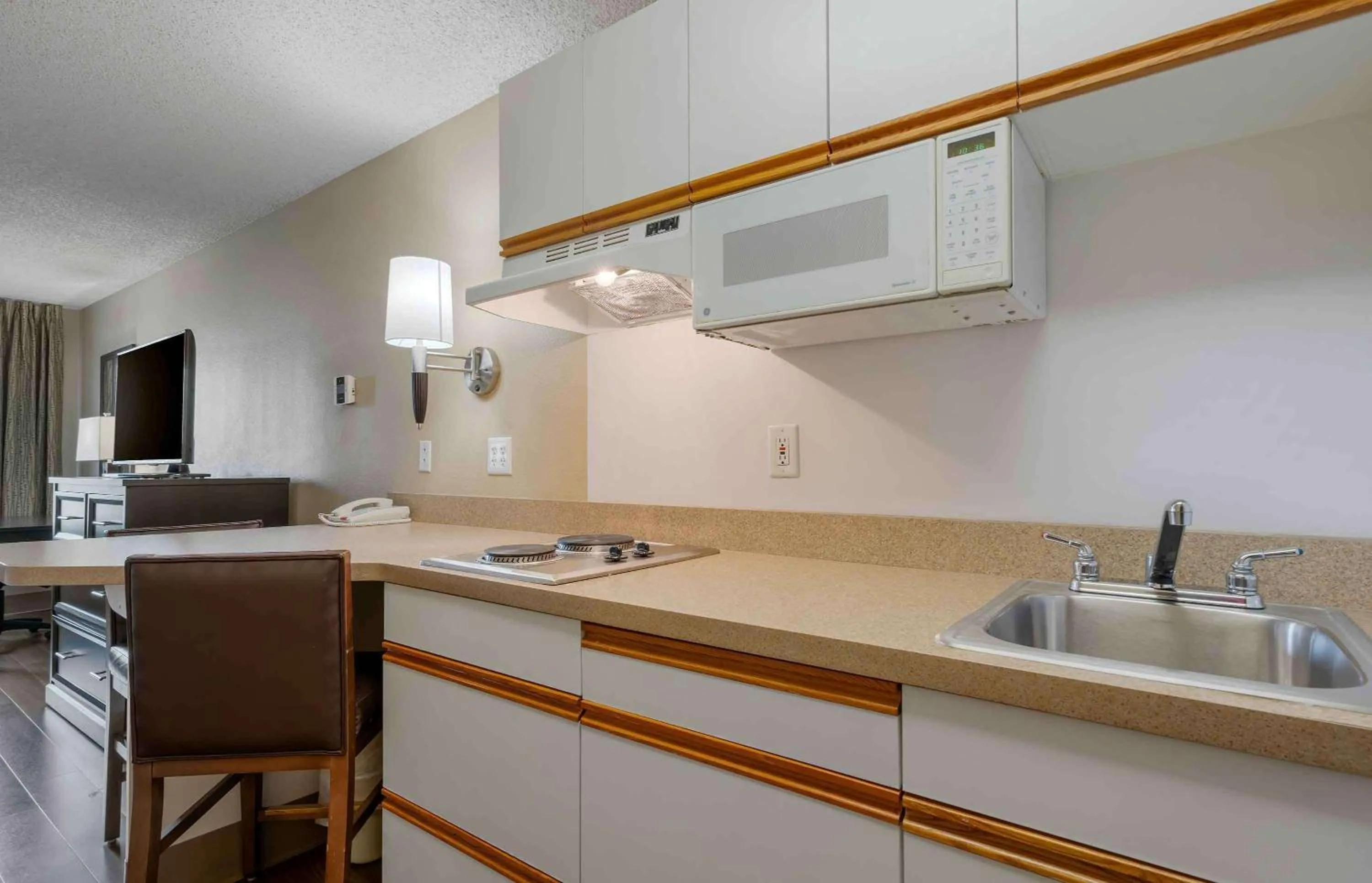 Bedroom in Extended Stay America Select Suites - Chicago - Lombard - Oakbrook