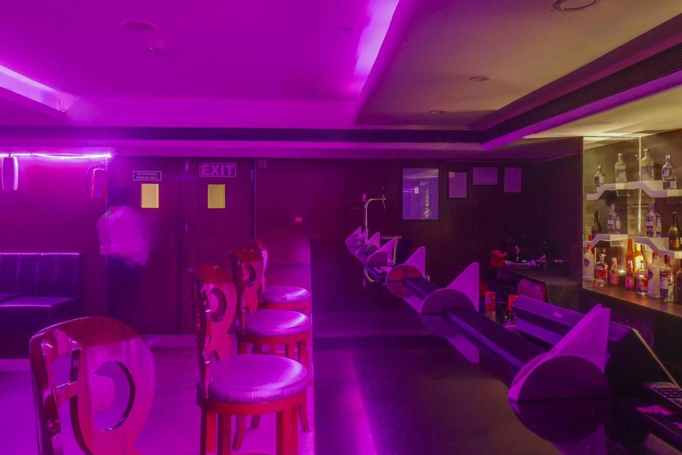 Lounge or bar, Restaurant/Places to Eat in Palette - Hotel Chennai La Palace