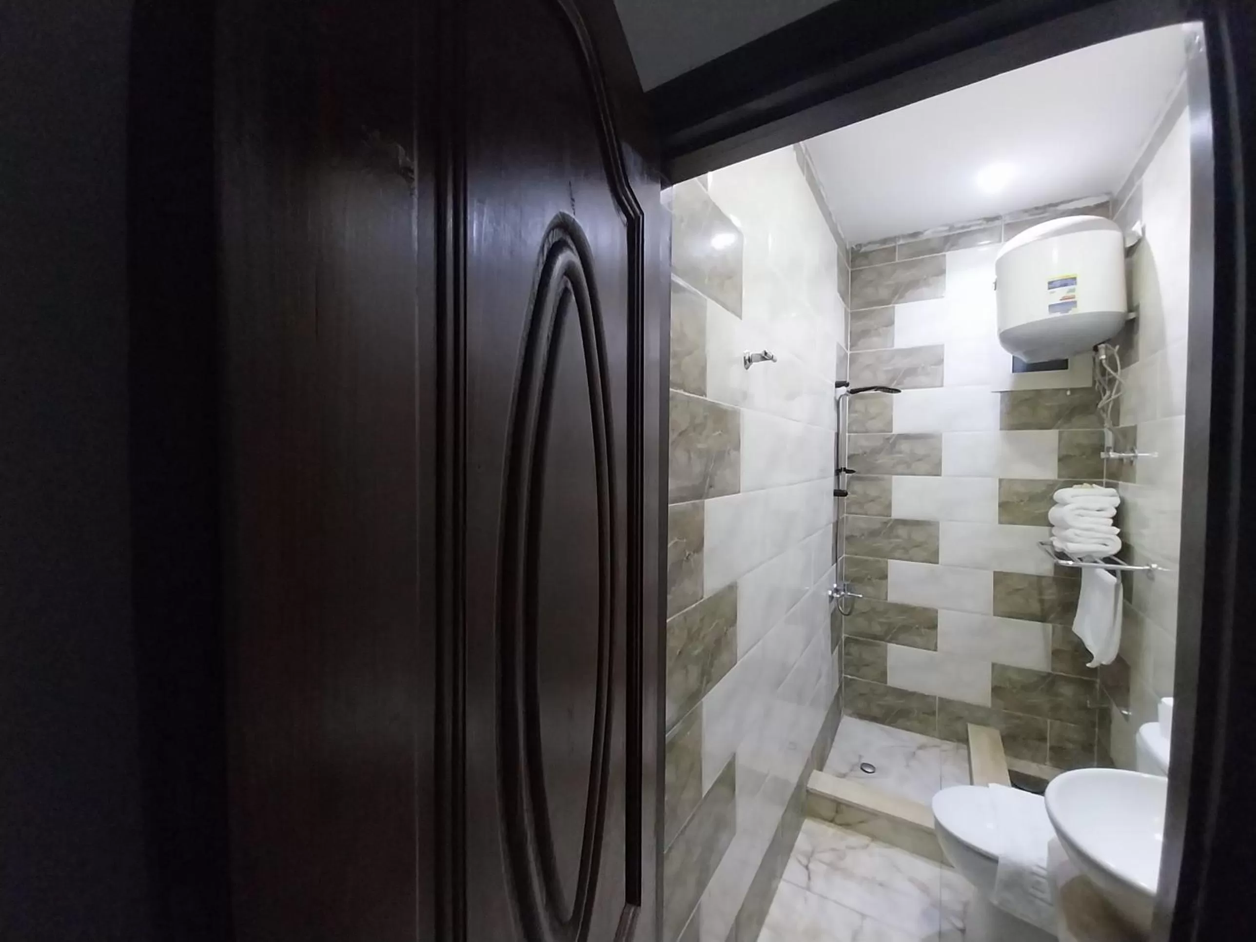Shower in Eagles Pyramids View