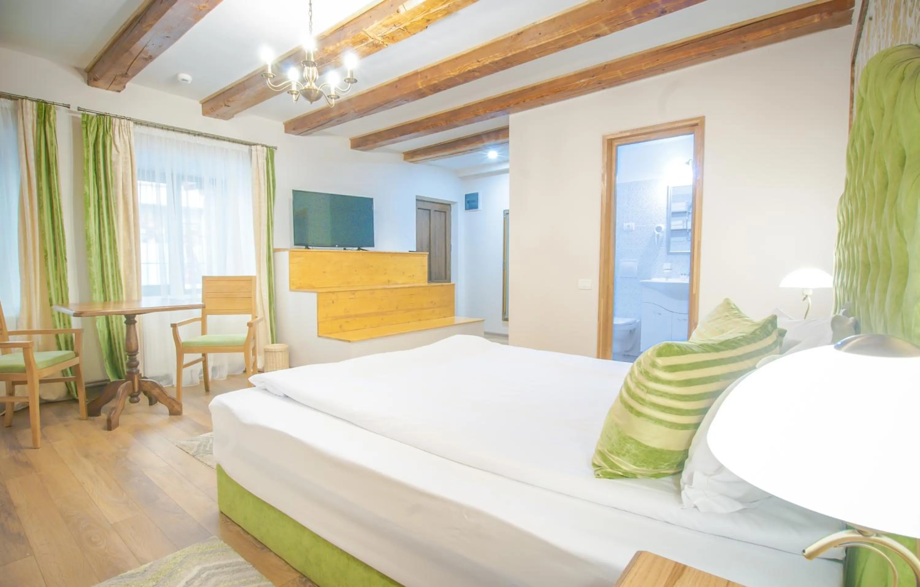 Photo of the whole room, Bed in Safrano Palace