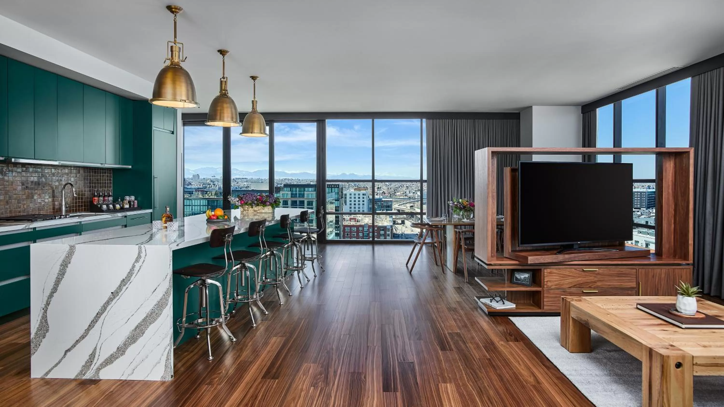 TV and multimedia in The Rally Hotel at McGregor Square