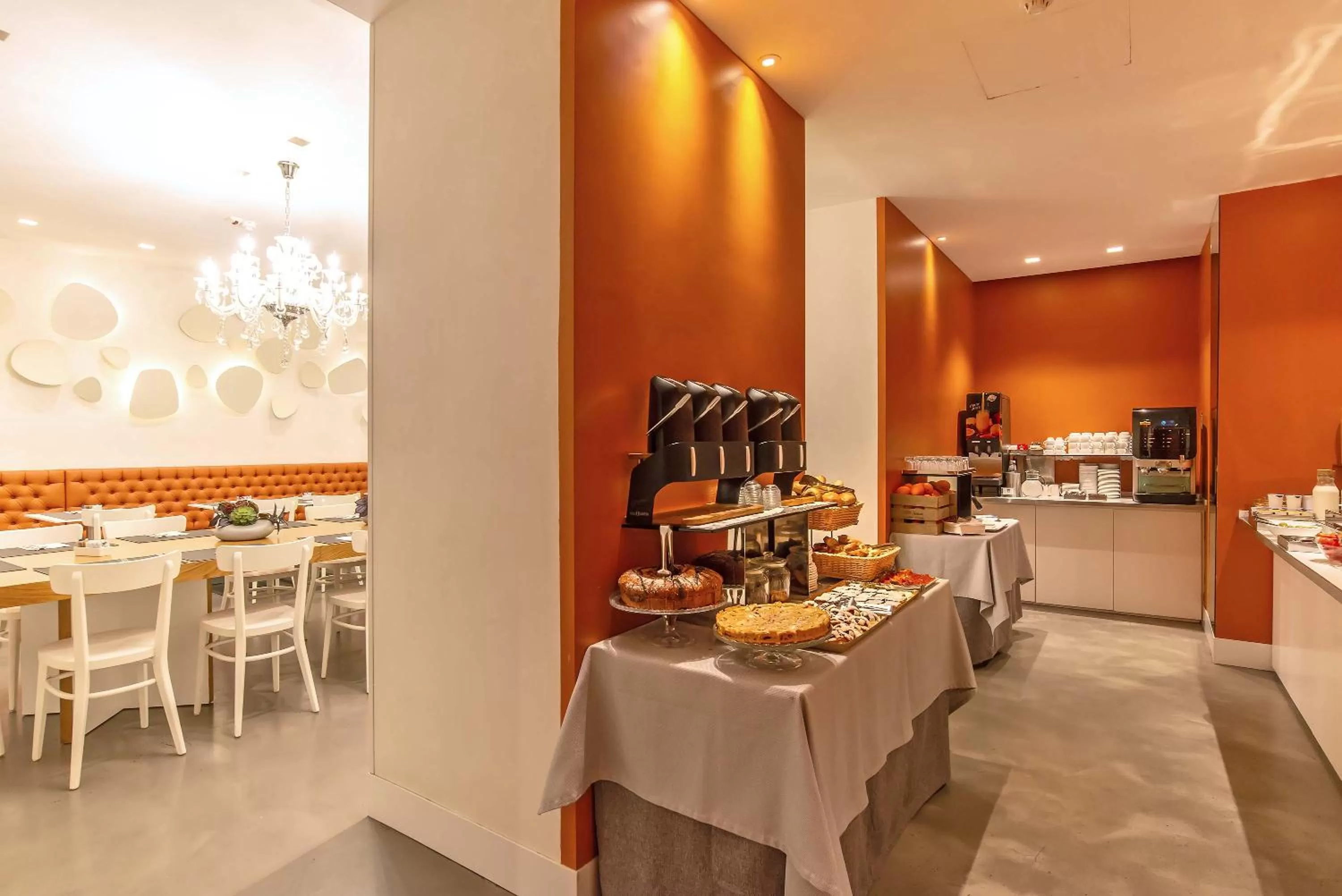 Breakfast in Hotel White