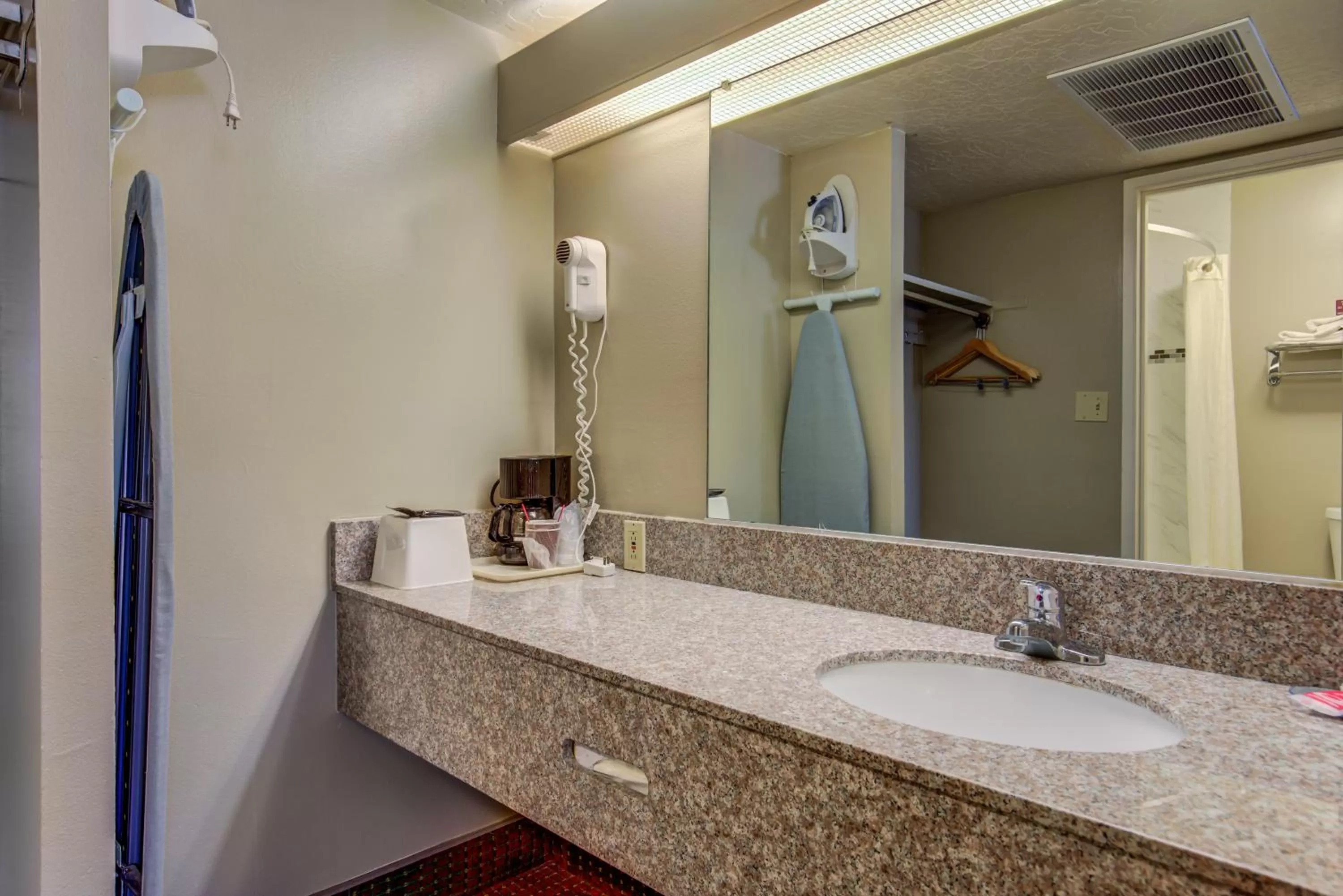 Bathroom in Econo Lodge St George North - Near Pioneer Park