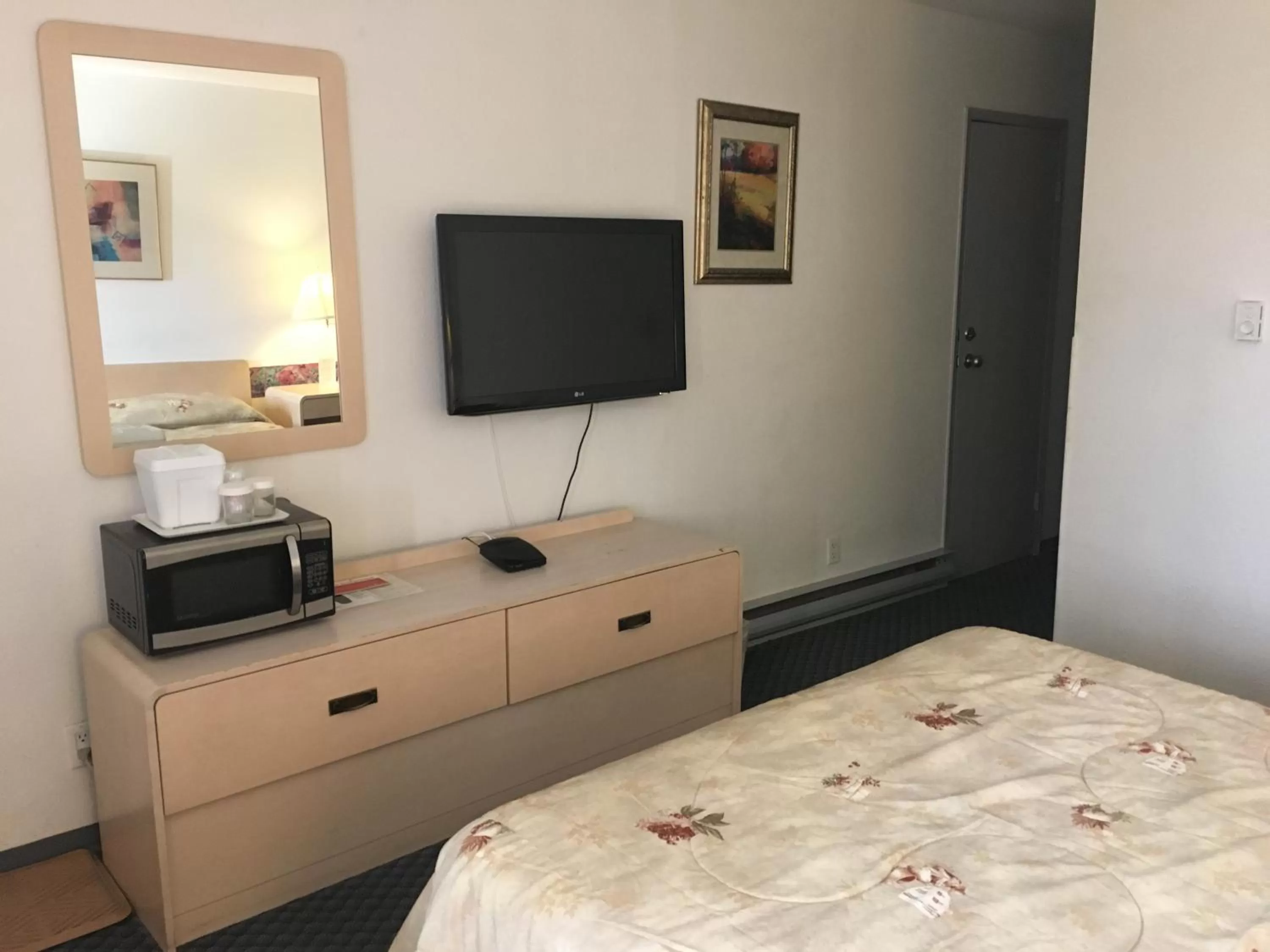 Bedroom, TV/Entertainment Center in DC Lodge