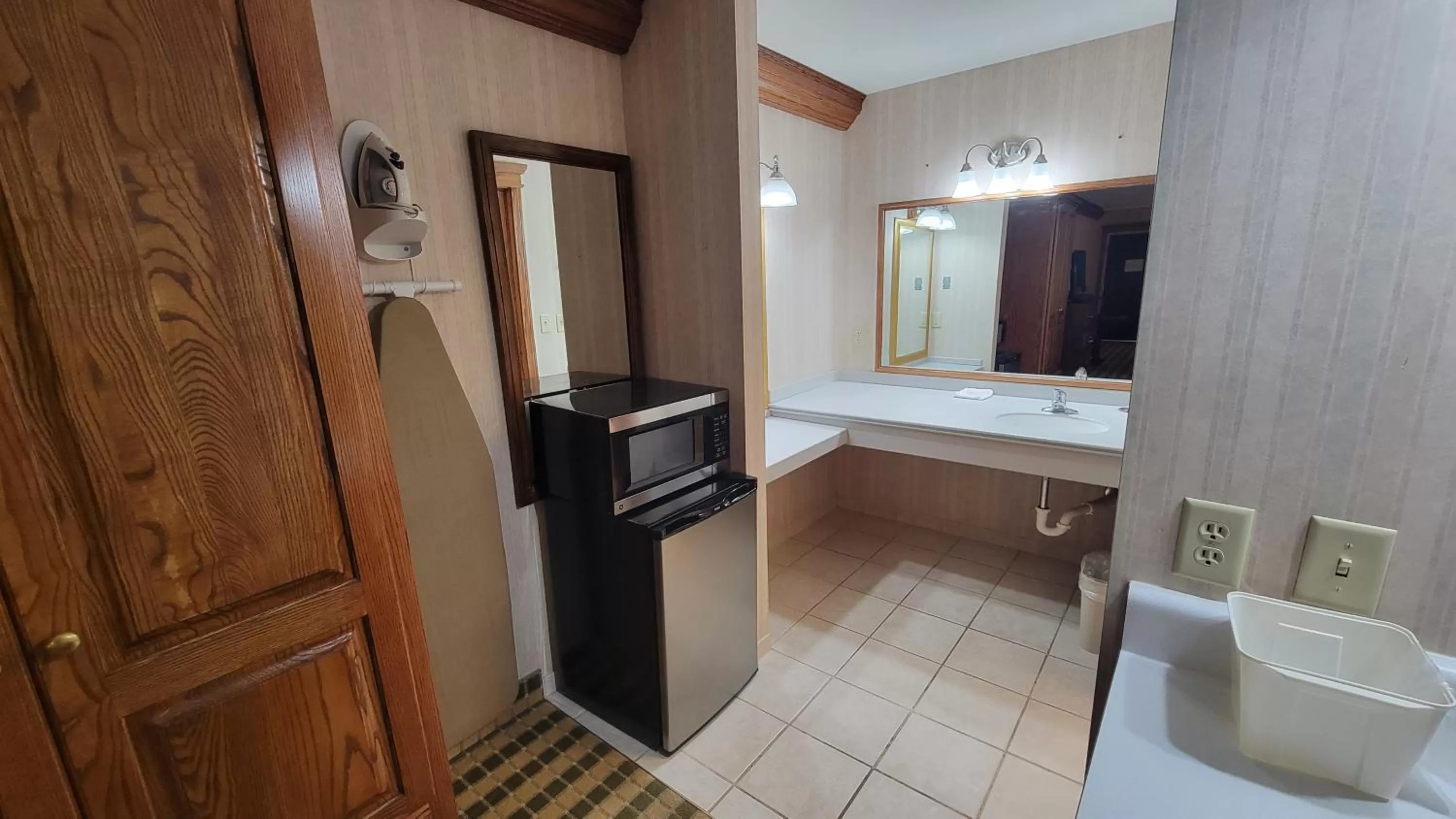 minibar in Ramada by Wyndham Saginaw Hotel & Suites