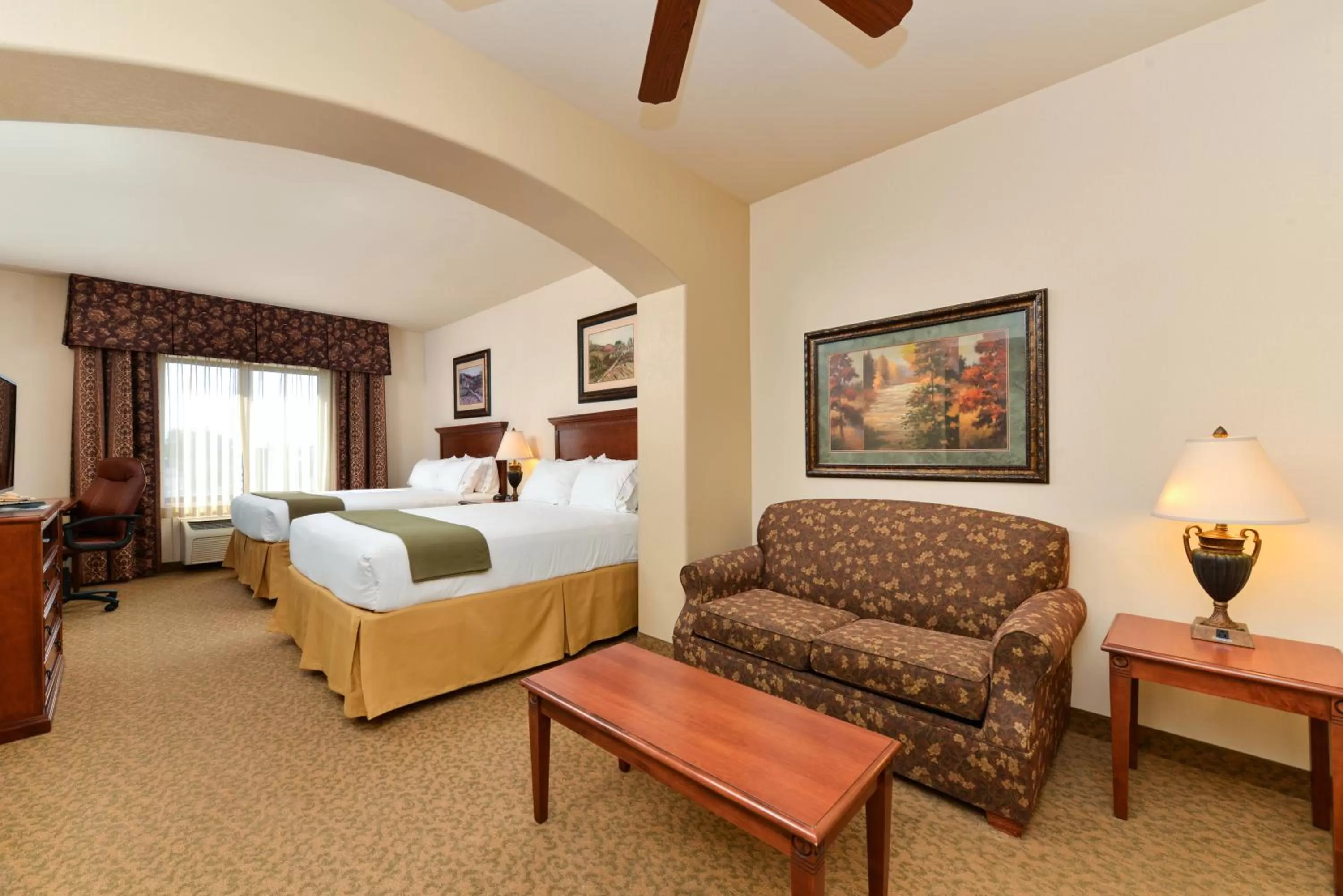 Photo of the whole room, Bed in Holiday Inn Express Hotel & Suites Las Cruces by IHG