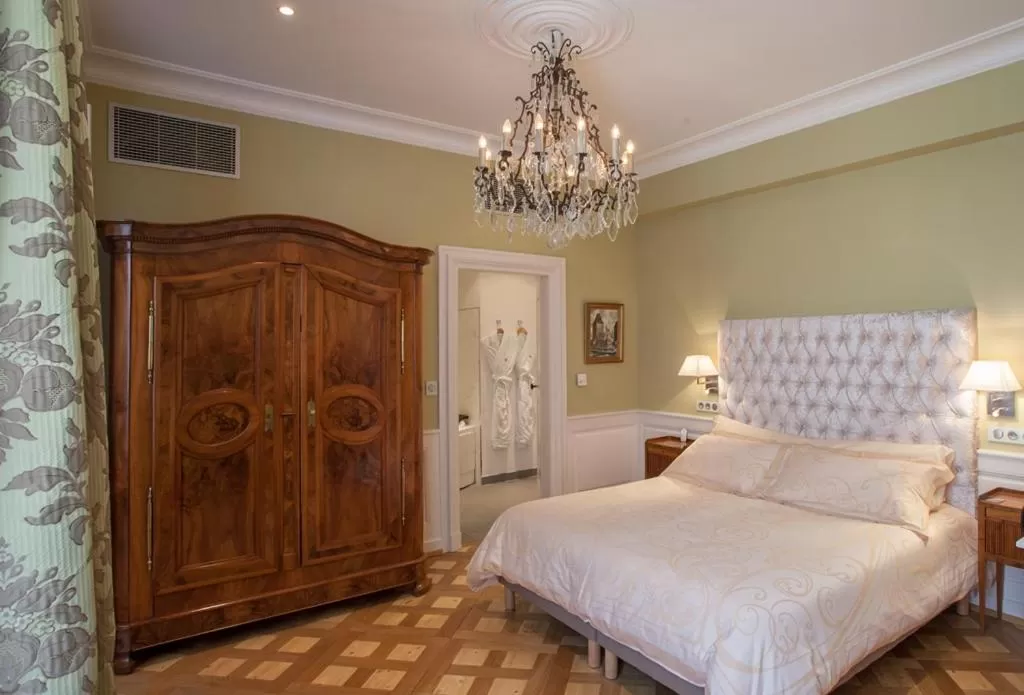 Photo of the whole room, Bed in Hôtel & Spa Le Bouclier D'or