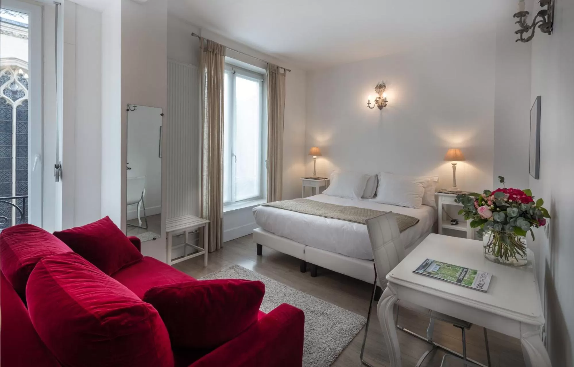 Photo of the whole room, Bed in Brueghel