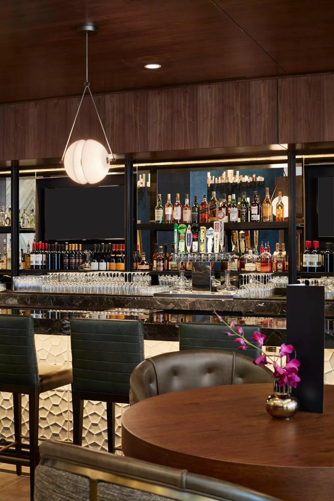 Lounge or bar in Loews Chicago Hotel
