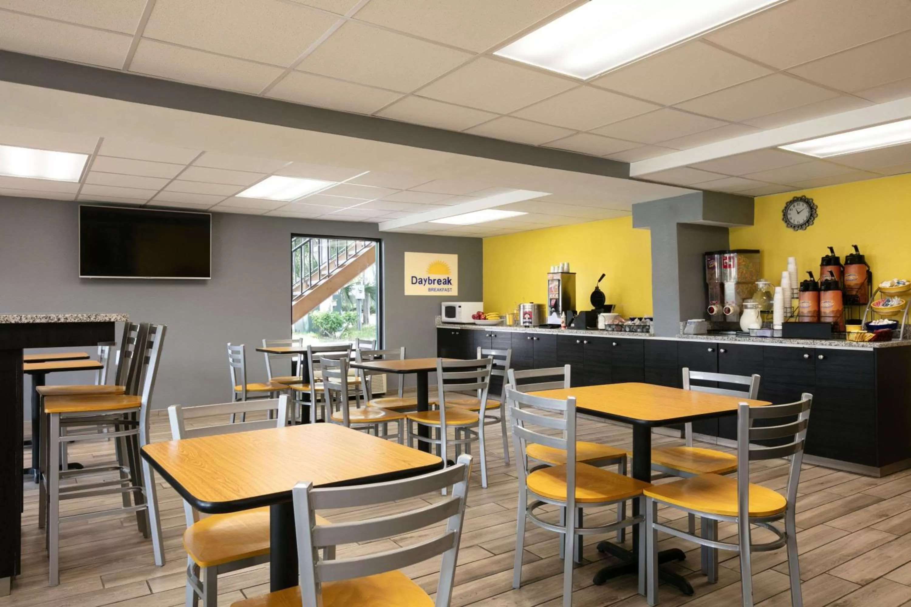 Restaurant/places to eat in Days Inn by Wyndham Clearwater/Central