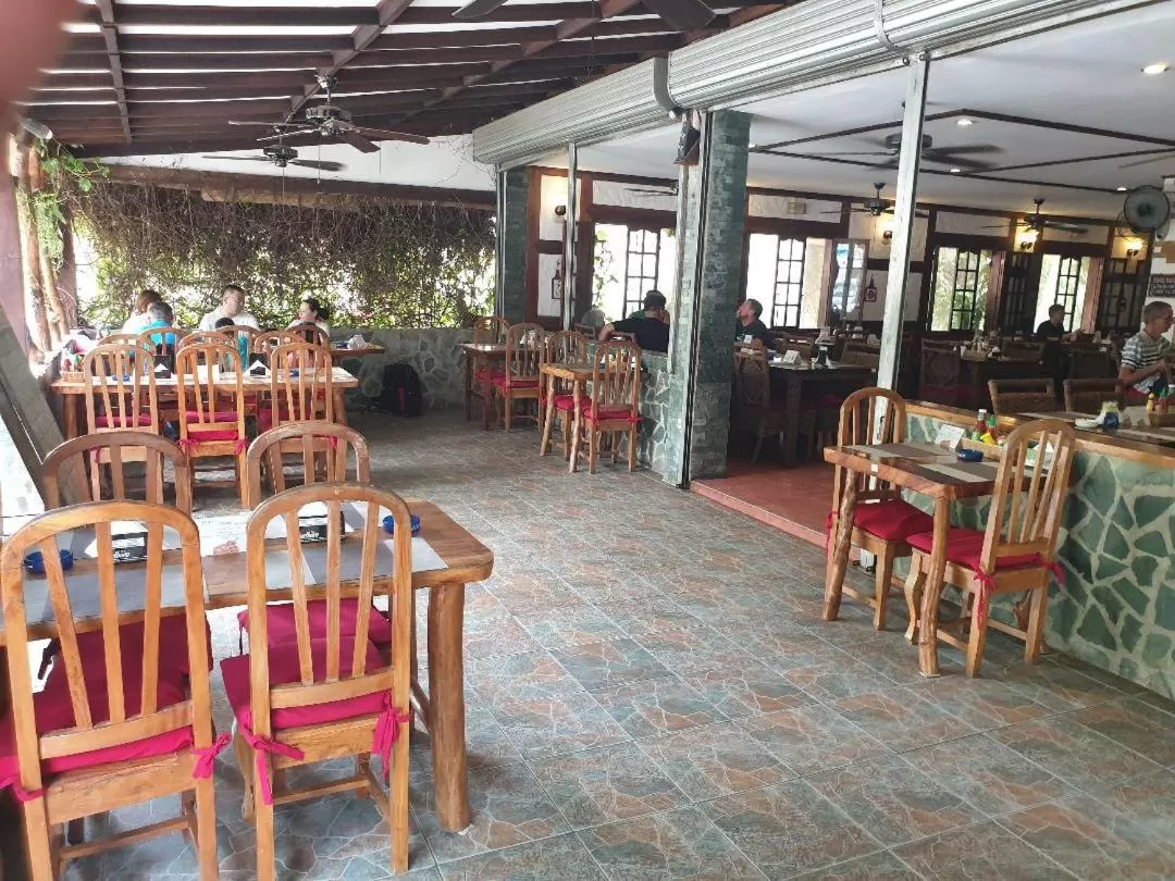 Restaurant/places to eat in TipTop Hotel, Resto and Delishop