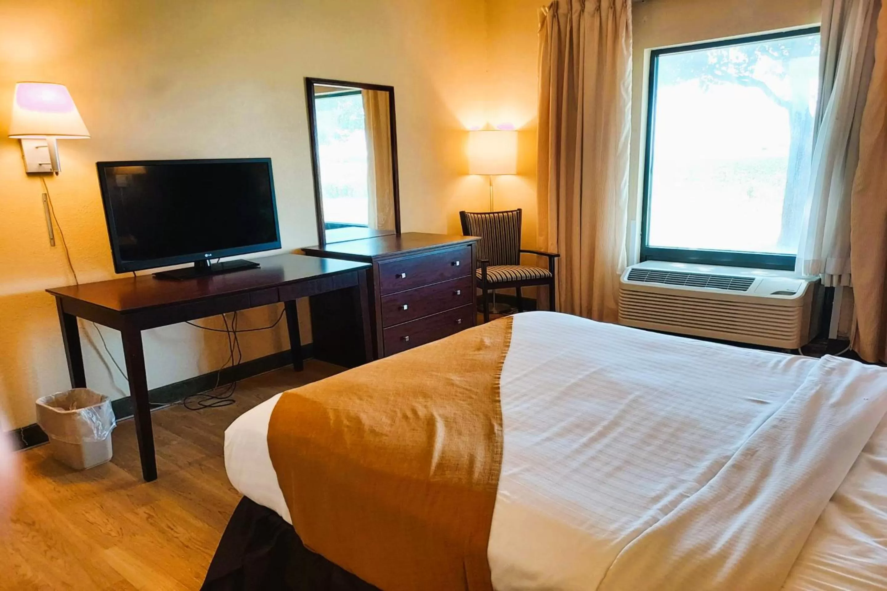 Bedroom, Bed in McPherson Inn By OYO, I-135