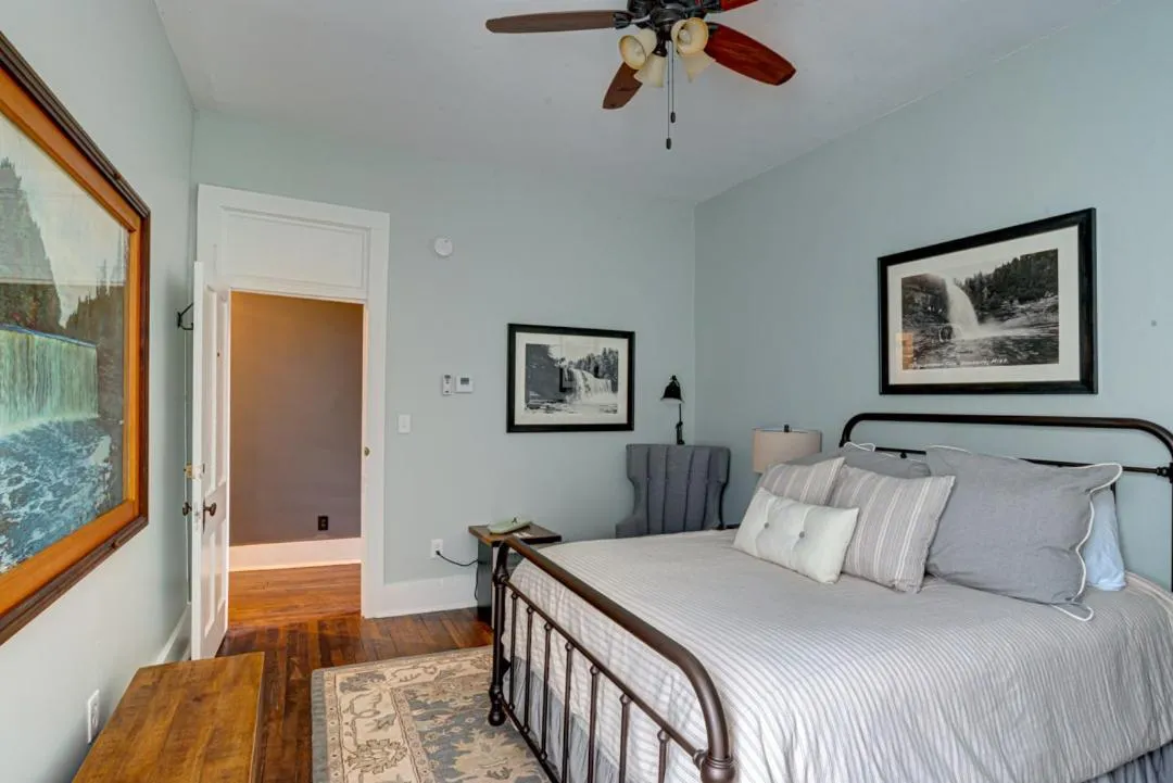 Bed in Historic Birch Lodge and Motel