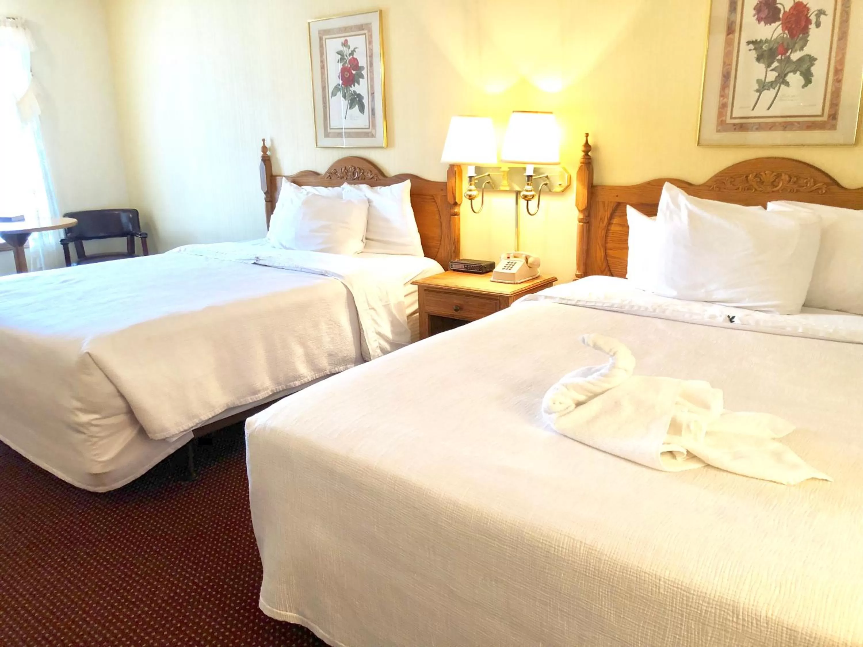 Bed in Honeysuckle Inn & Conference Center