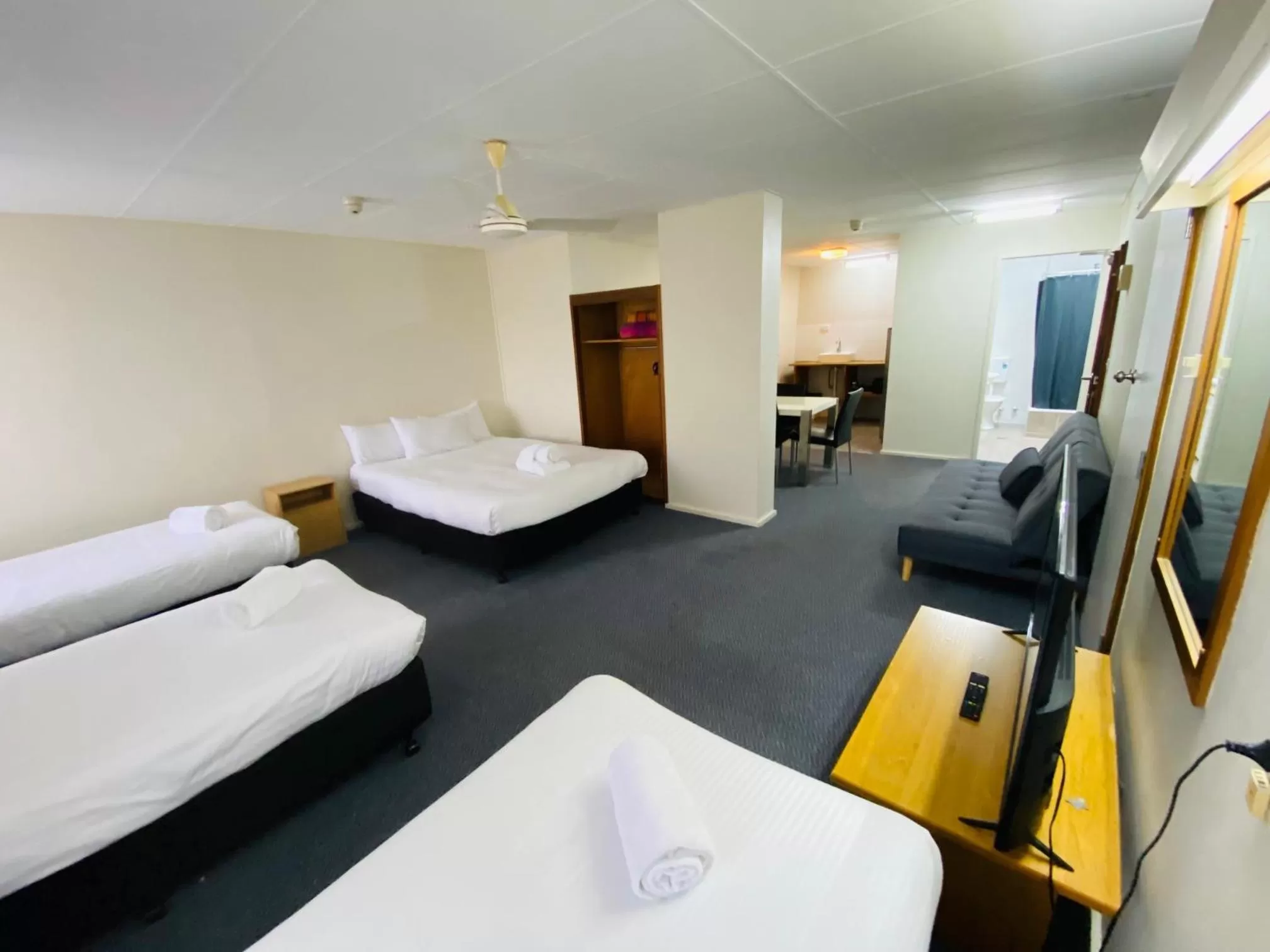Photo of the whole room, Bed in Nowra Motor Inn