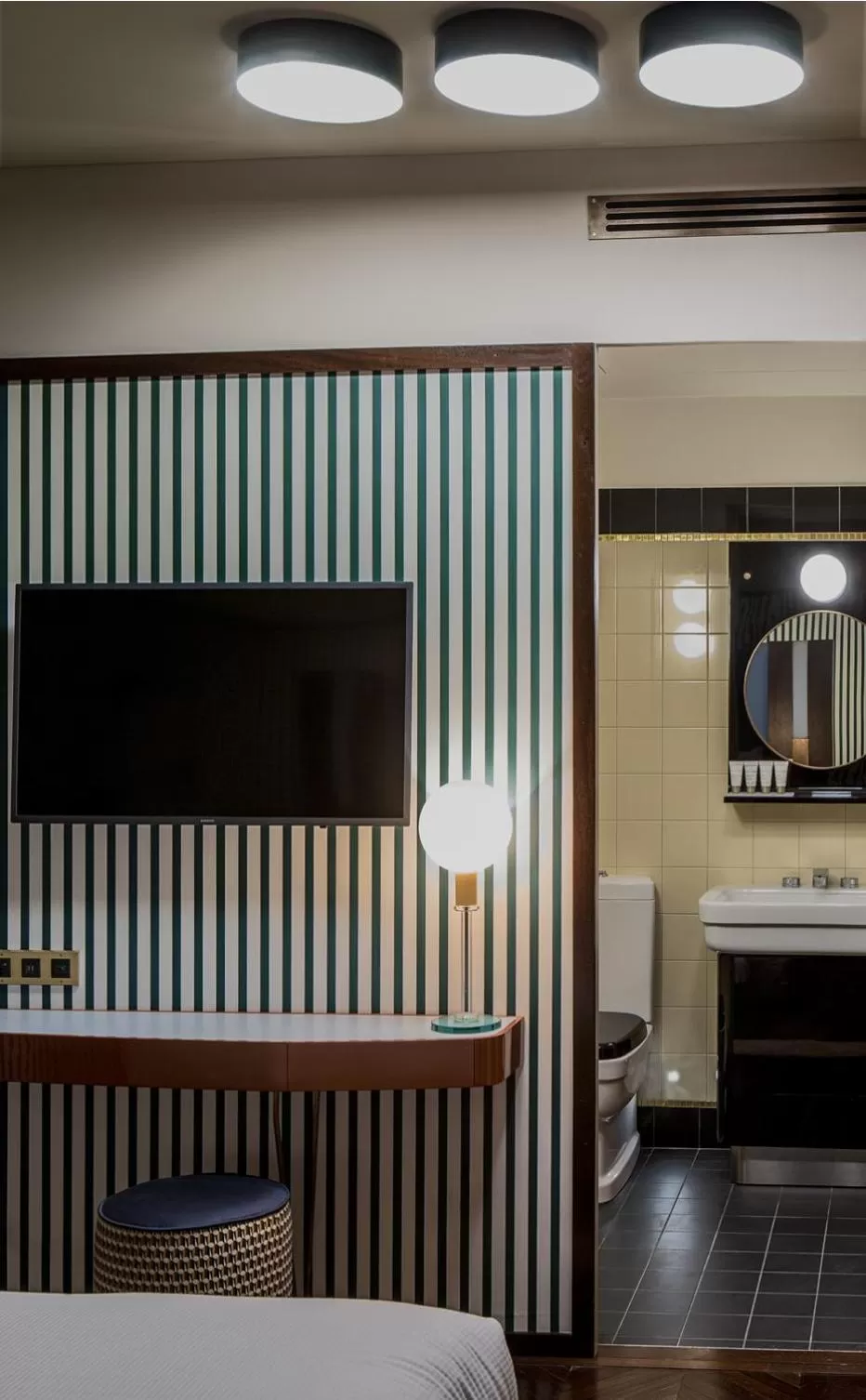 Bathroom, Bed in Hôtel du Rond-point des Champs-Élysées - Esprit de France
