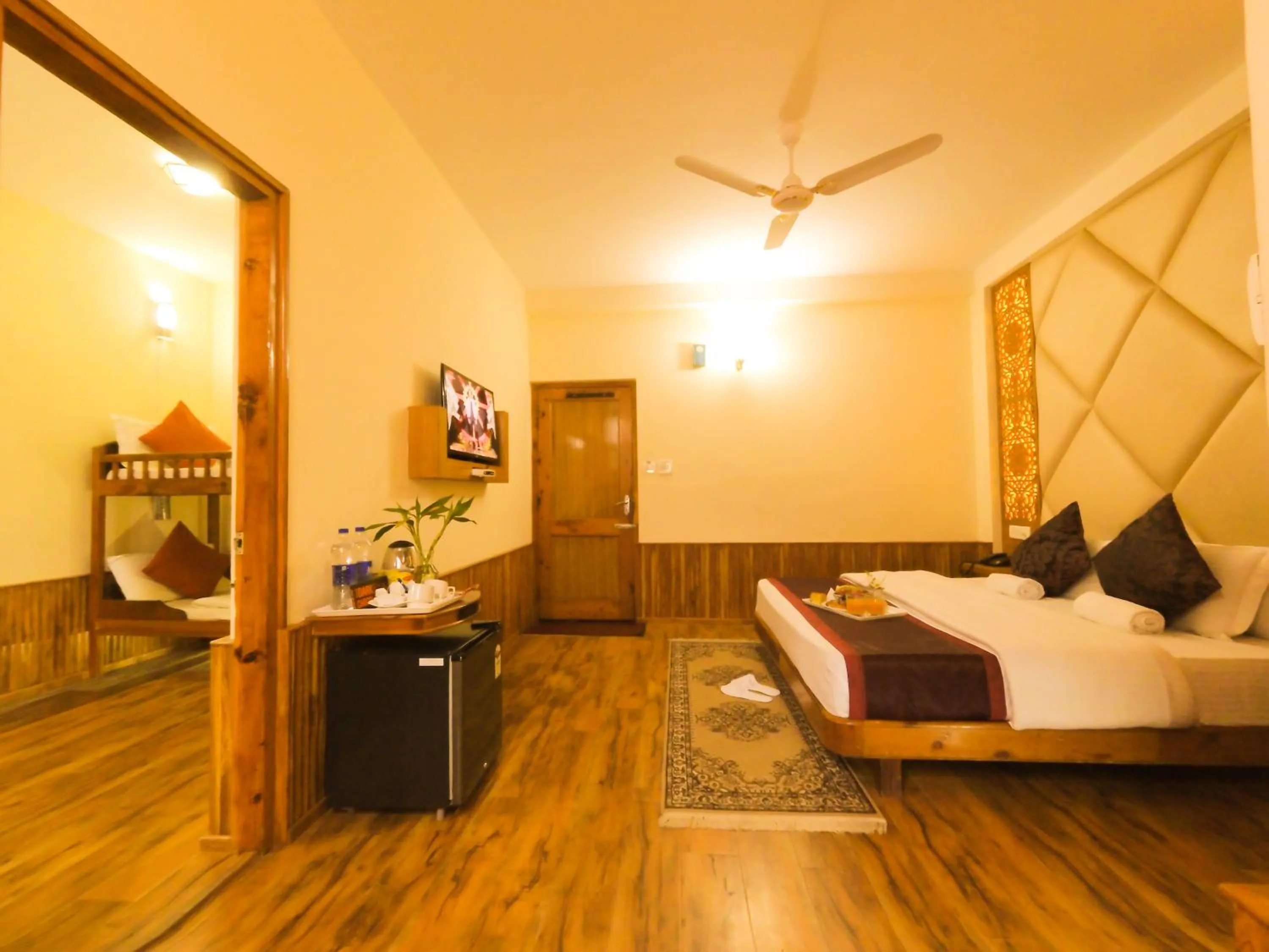 Toilet, Bed in Hotel Mountain Top