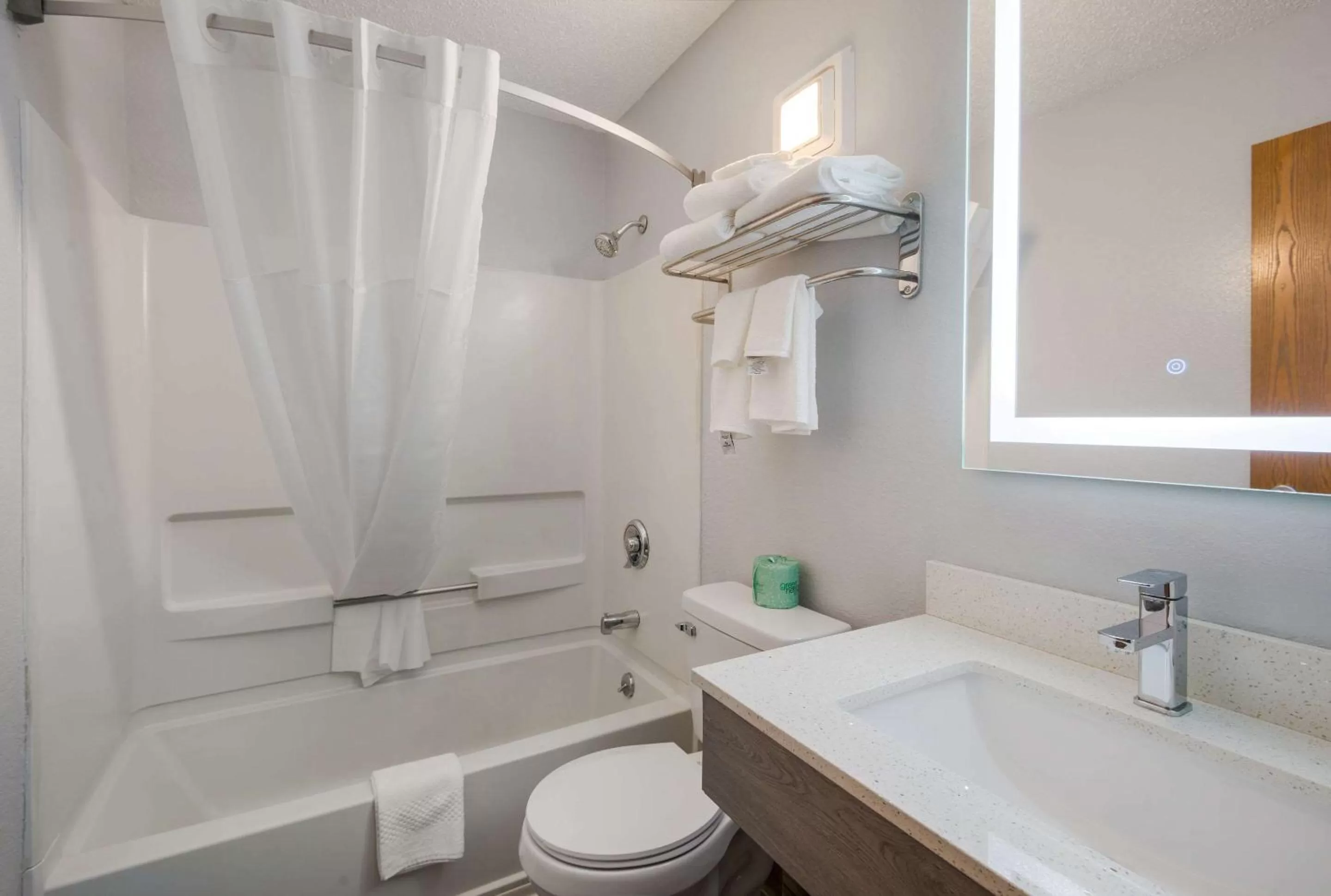 Bedroom, Bathroom in Super 8 by Wyndham Oneida Verona