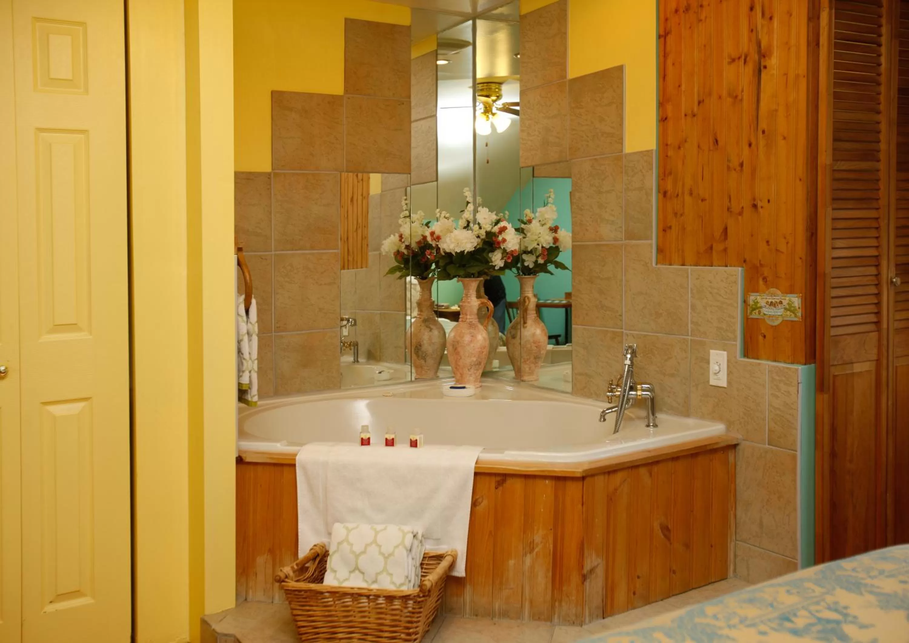 Bedroom, Bathroom in À Amour et Amitié