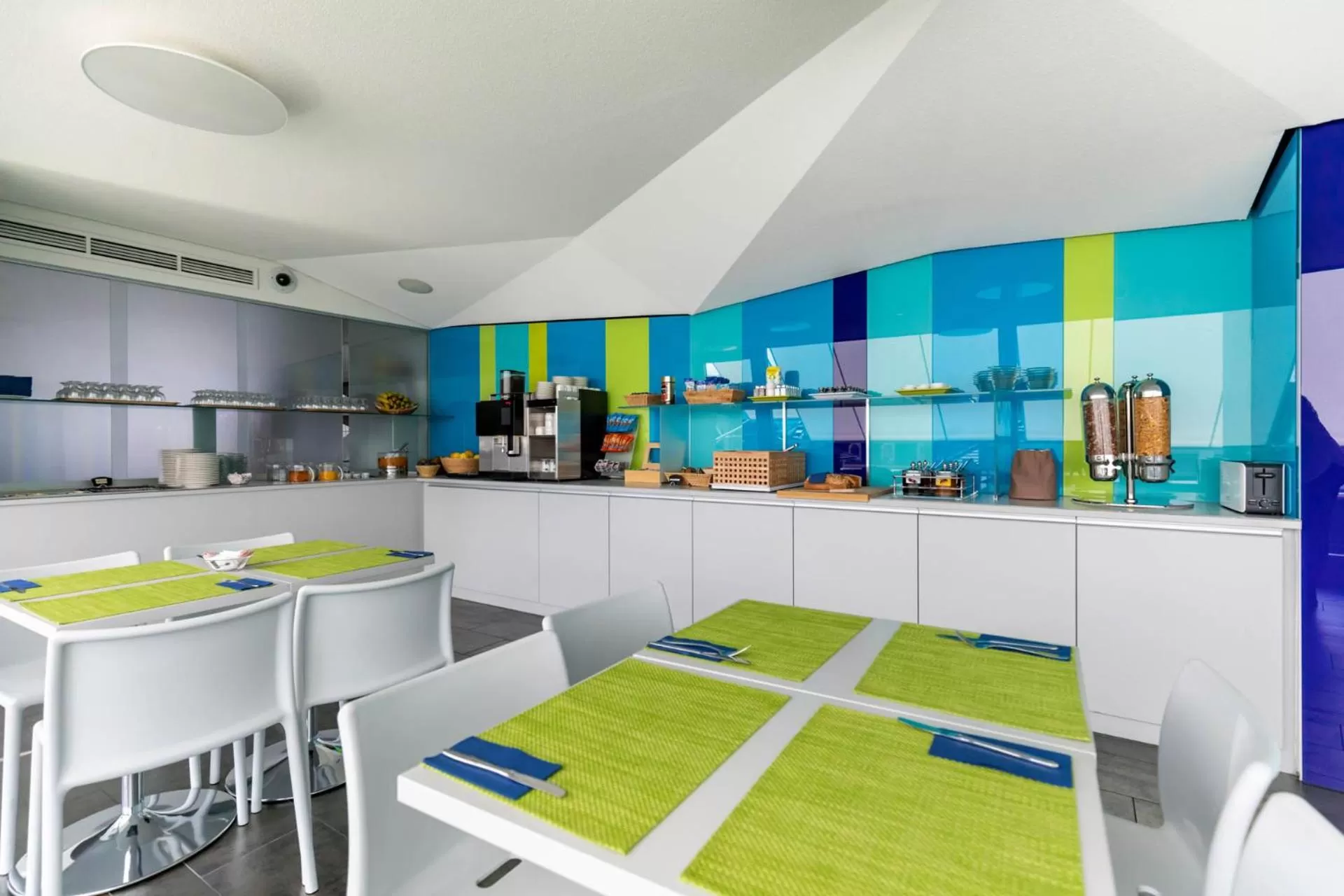 Restaurant/places to eat in Hotel Cristal Design