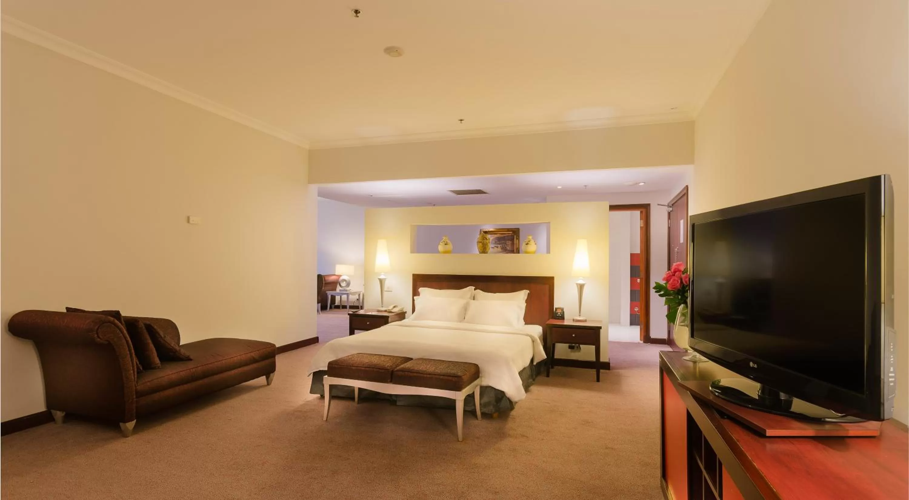 Photo of the whole room, Bed in Hilton Alexandria Green Plaza