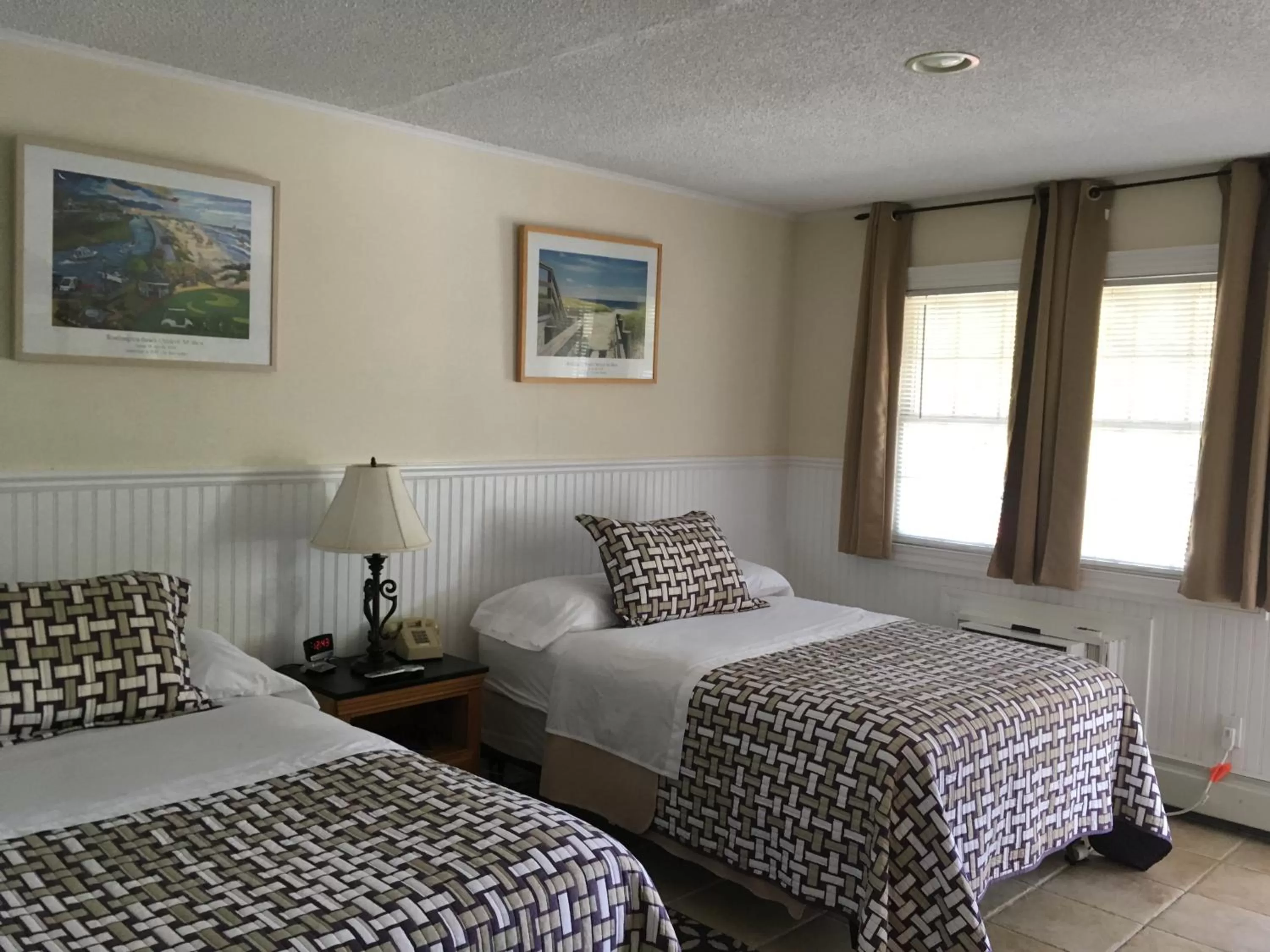 Bed in Westhampton Seabreeze Motel