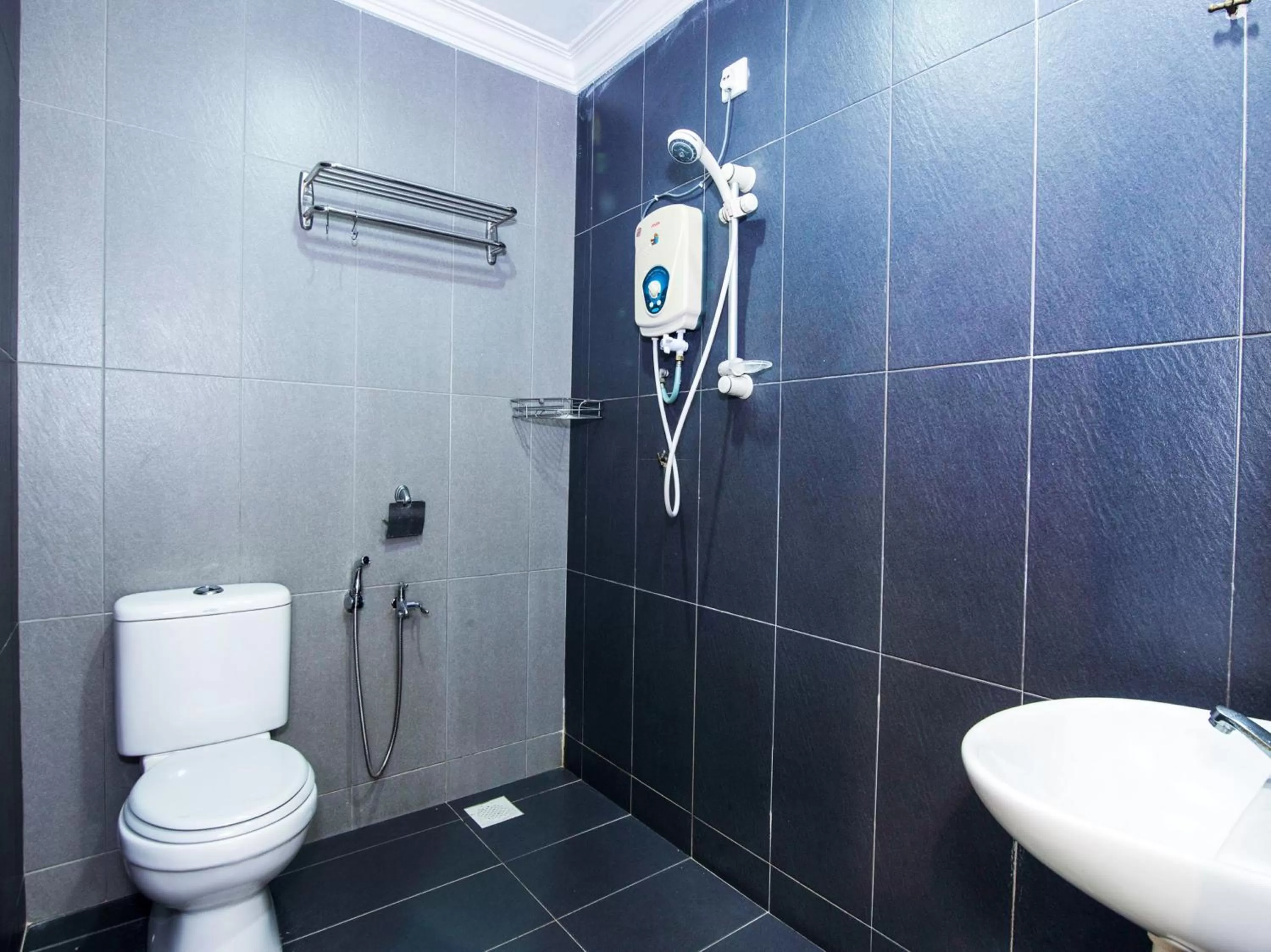 Bedroom, Bathroom in Crystal City Hotel