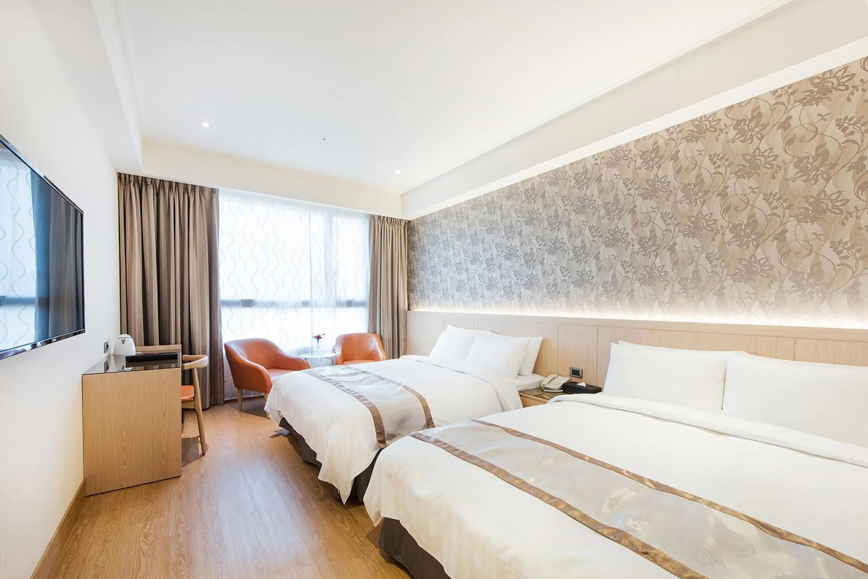 Photo of the whole room, Bed in HE TI Hotel