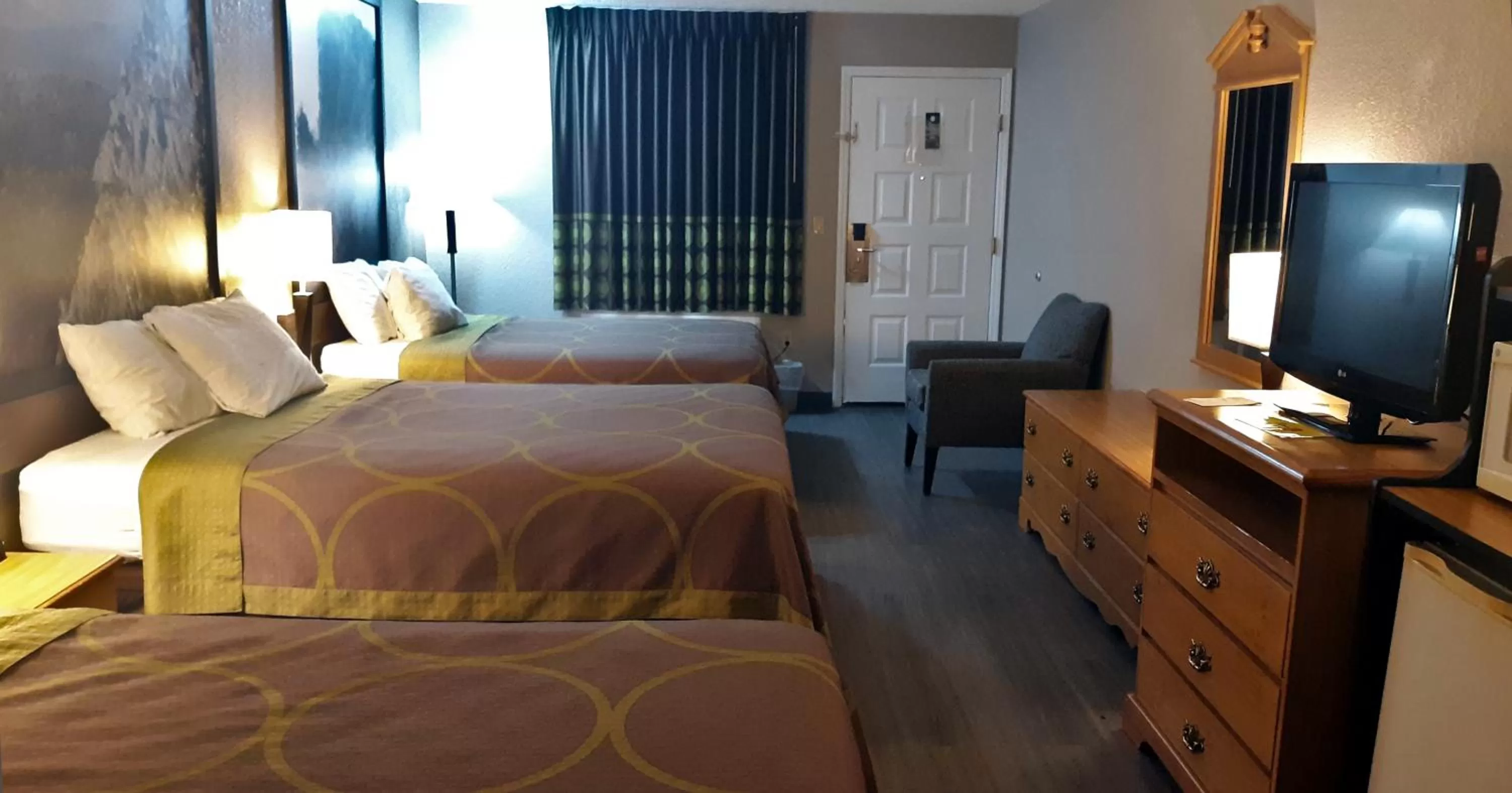 Bed in Super 8 by Wyndham Fort Chiswell Wytheville Area