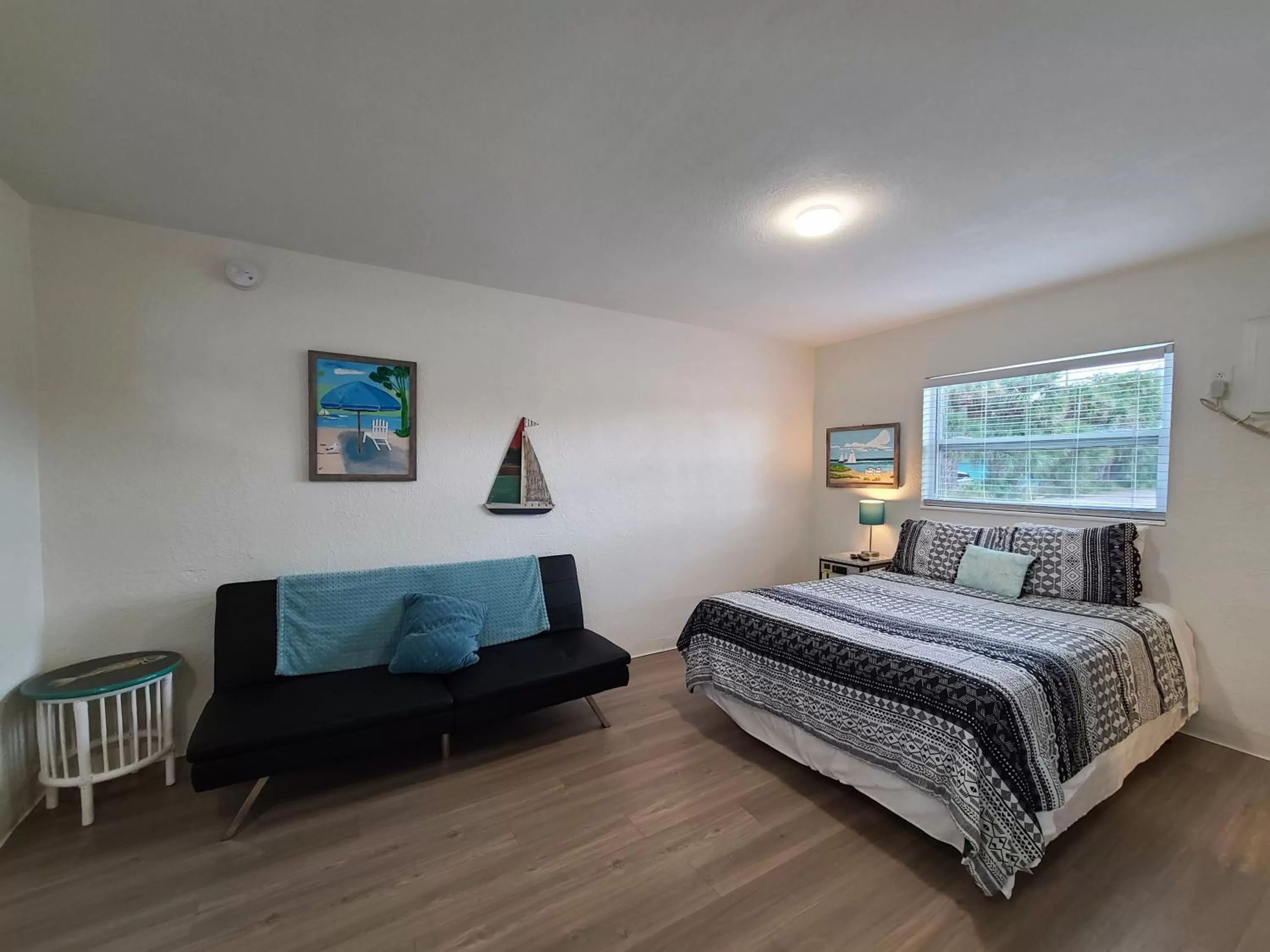 Bed in Sun Island Motel