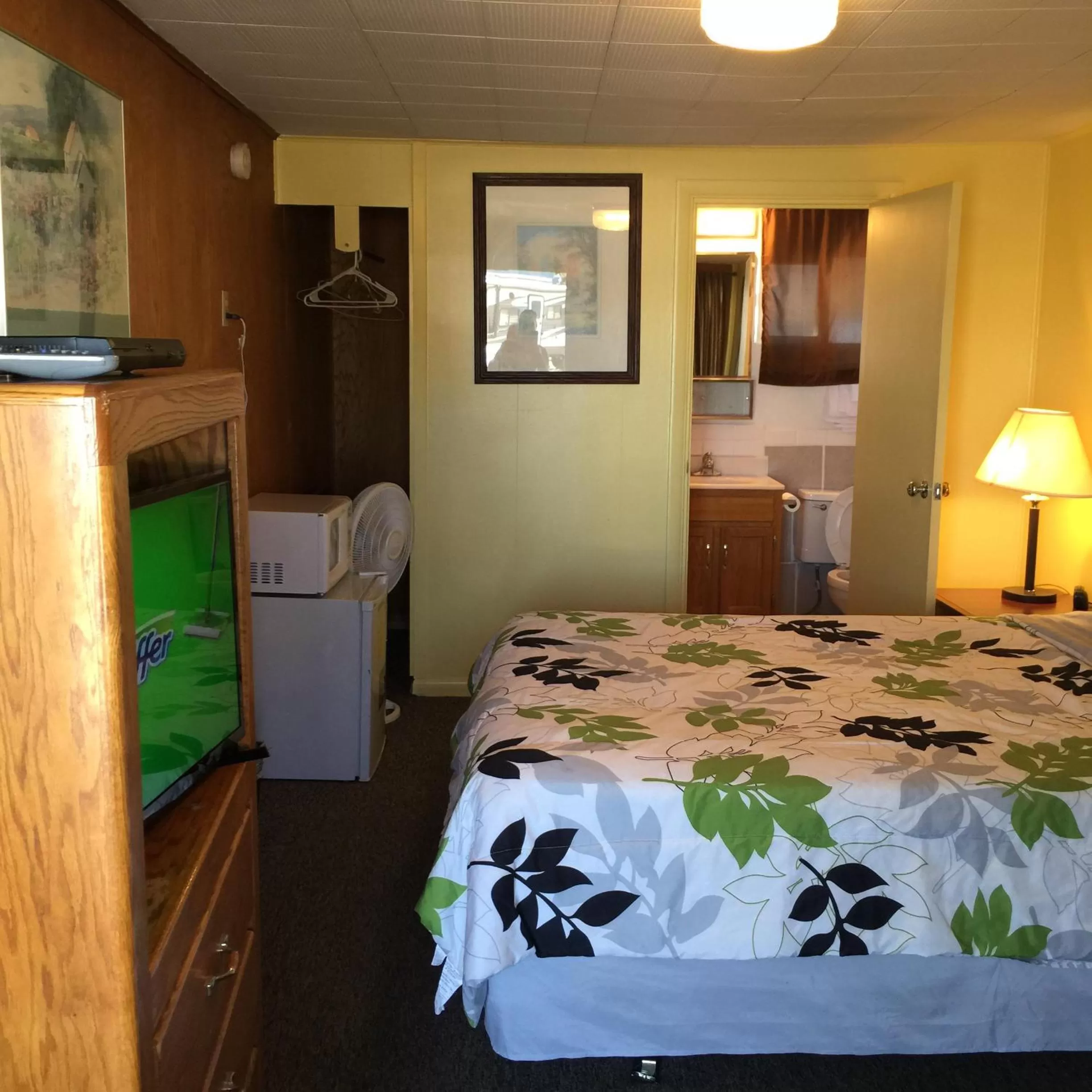 Decorative detail, Bed in Budget Inn Motel Chemult