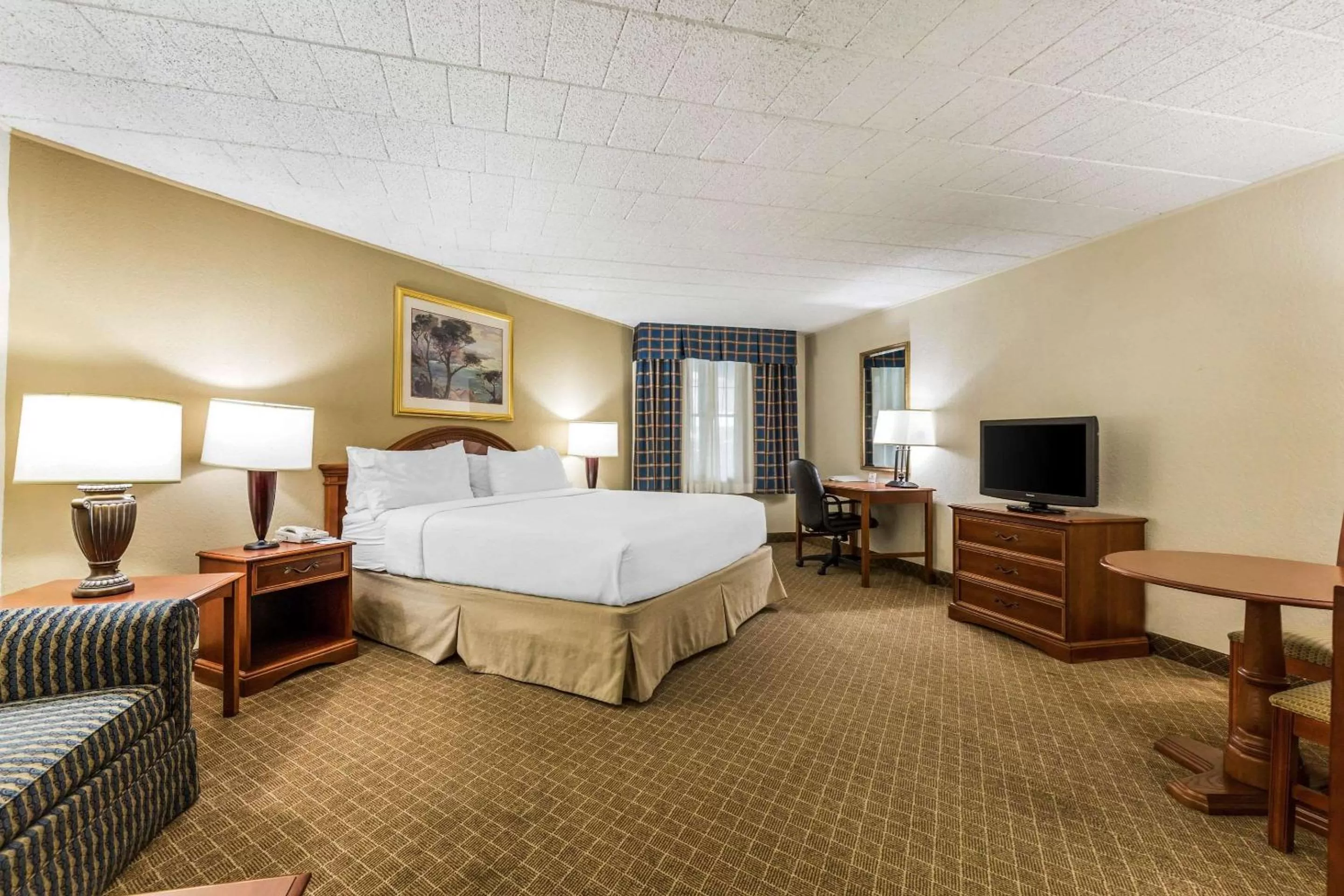 King Suite with Sofa Bed - Non-Smoking in Clarion Inn Frederick Event Center