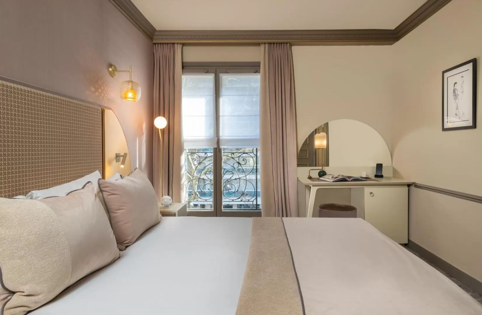 Photo of the whole room, Bed in Hôtel le Derby Alma by Inwood Hotels