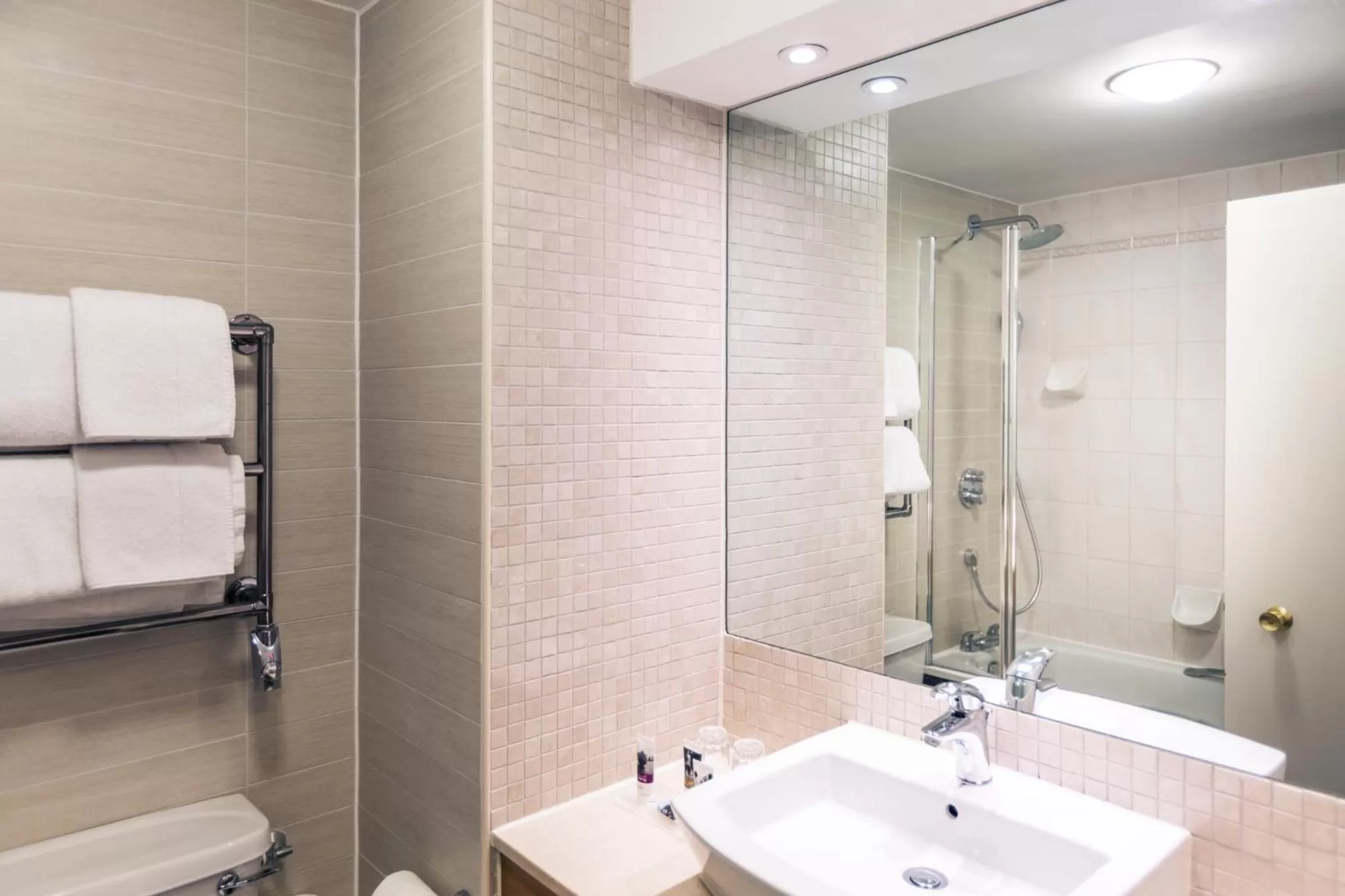 Shower in Mercure Daventry Court Hotel