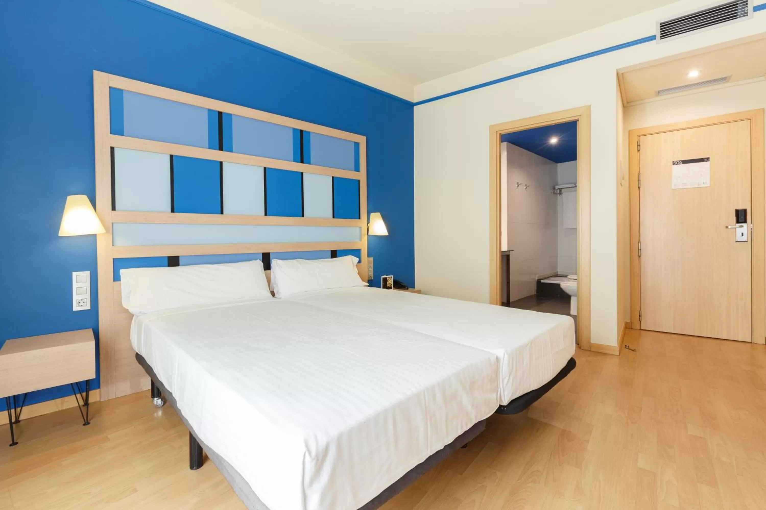 Photo of the whole room in Ciutat de Barcelona