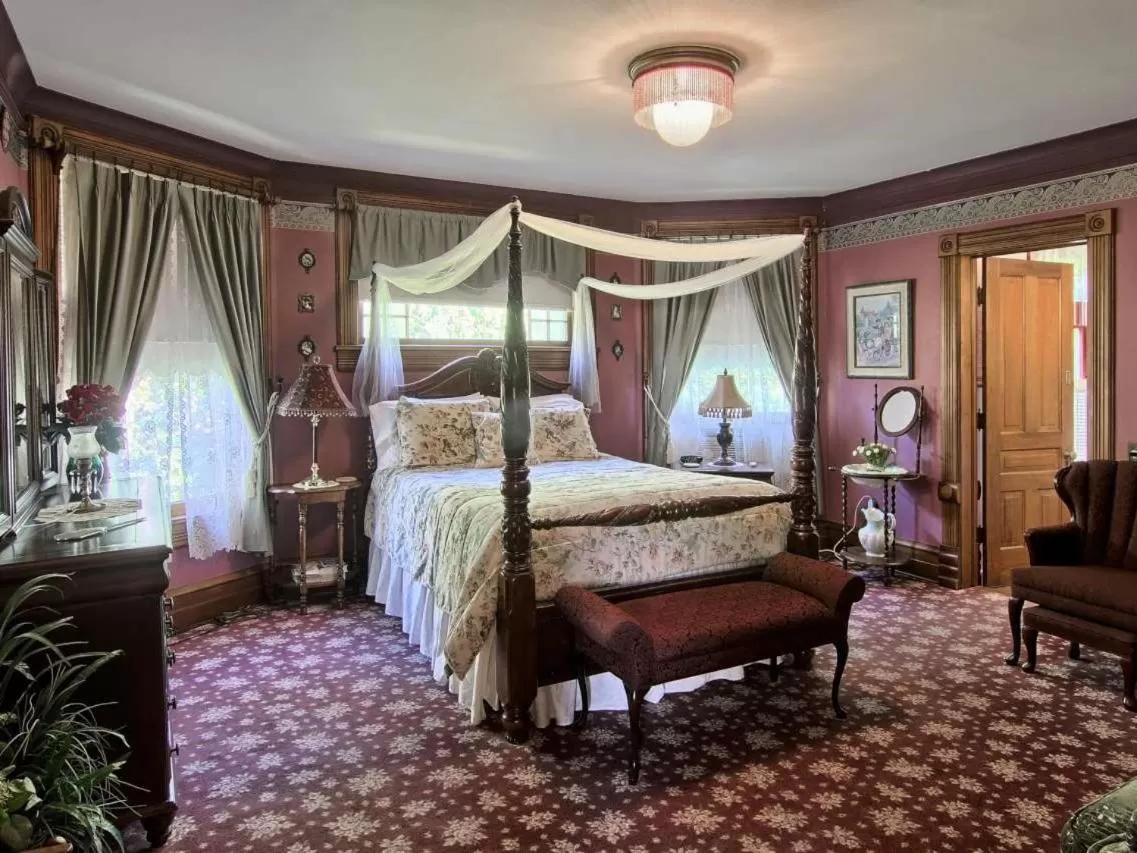 Standard Queen Room in Grand Victorian B&B Inn