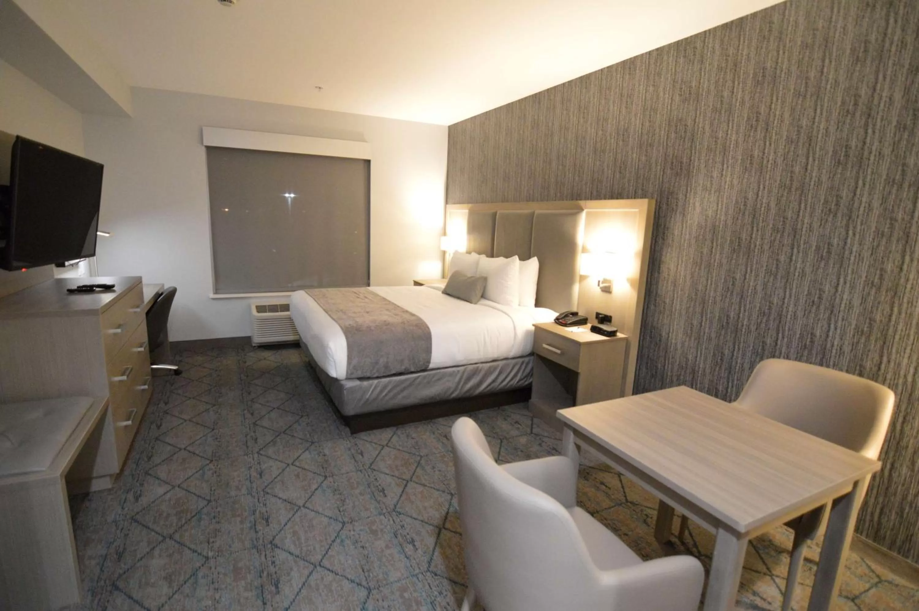 Photo of the whole room, Bed in Best Western Plus Executive Residency Oklahoma City I-35