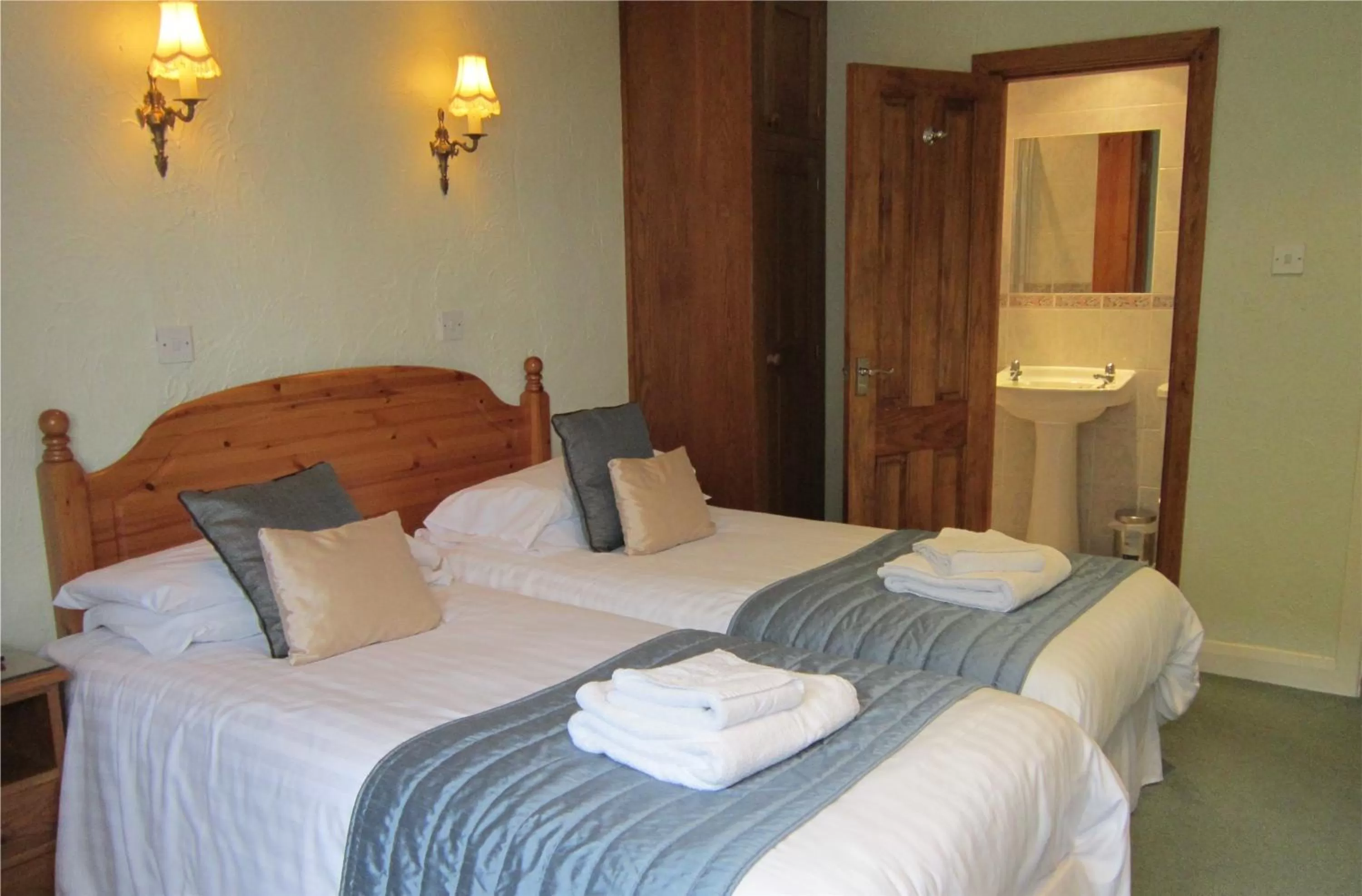 Bedroom, Bed in The Old White Lion Hotel