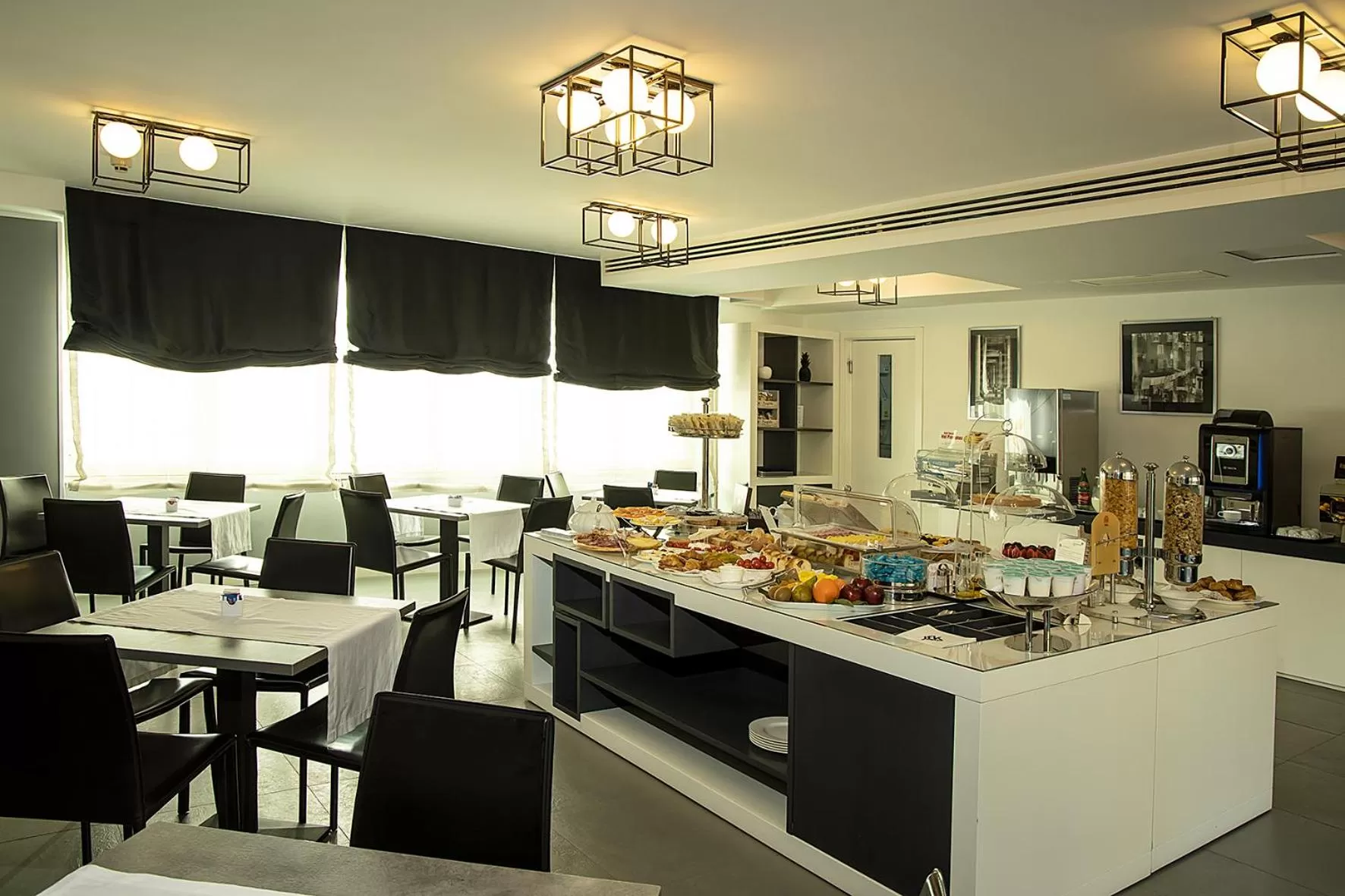 Buffet breakfast in Best Western JFK Hotel