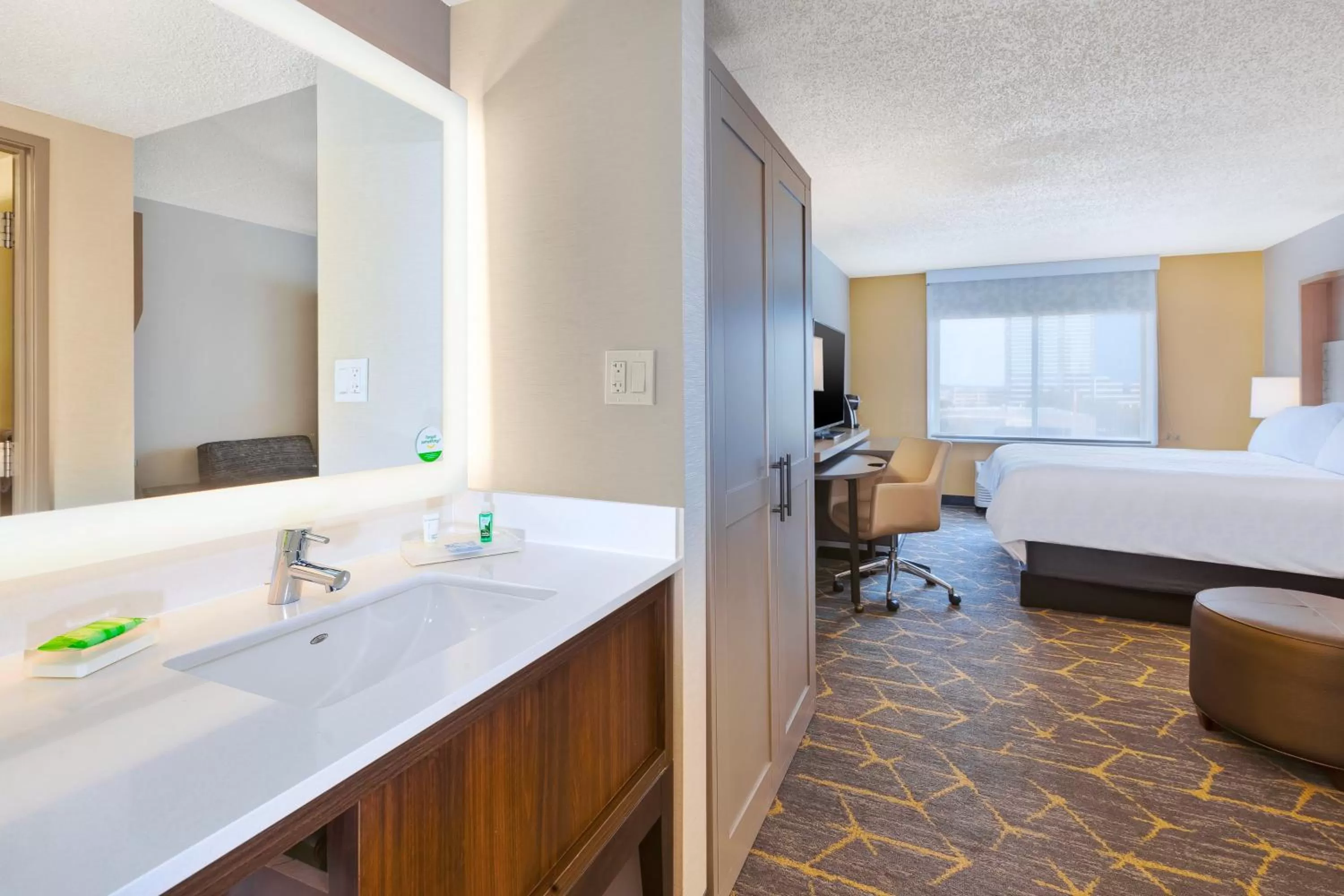 Photo of the whole room, Bed in Holiday Inn Grand Rapids Downtown by IHG