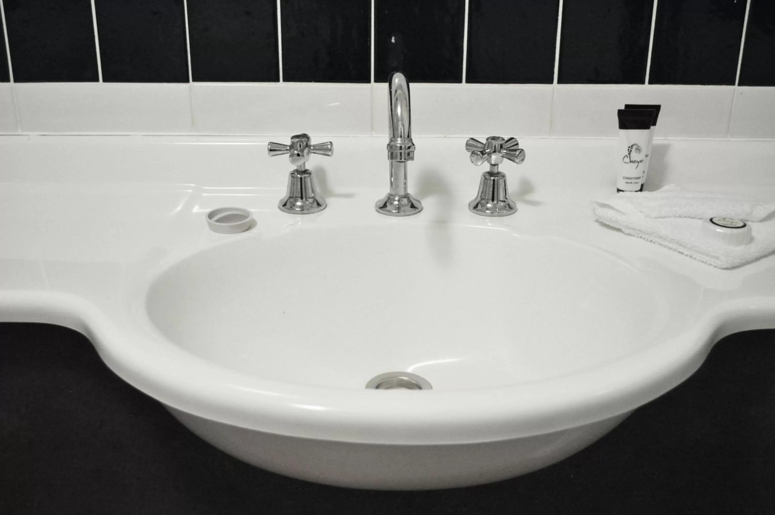 Bathroom in Meadowbrook Hotel Brisbane