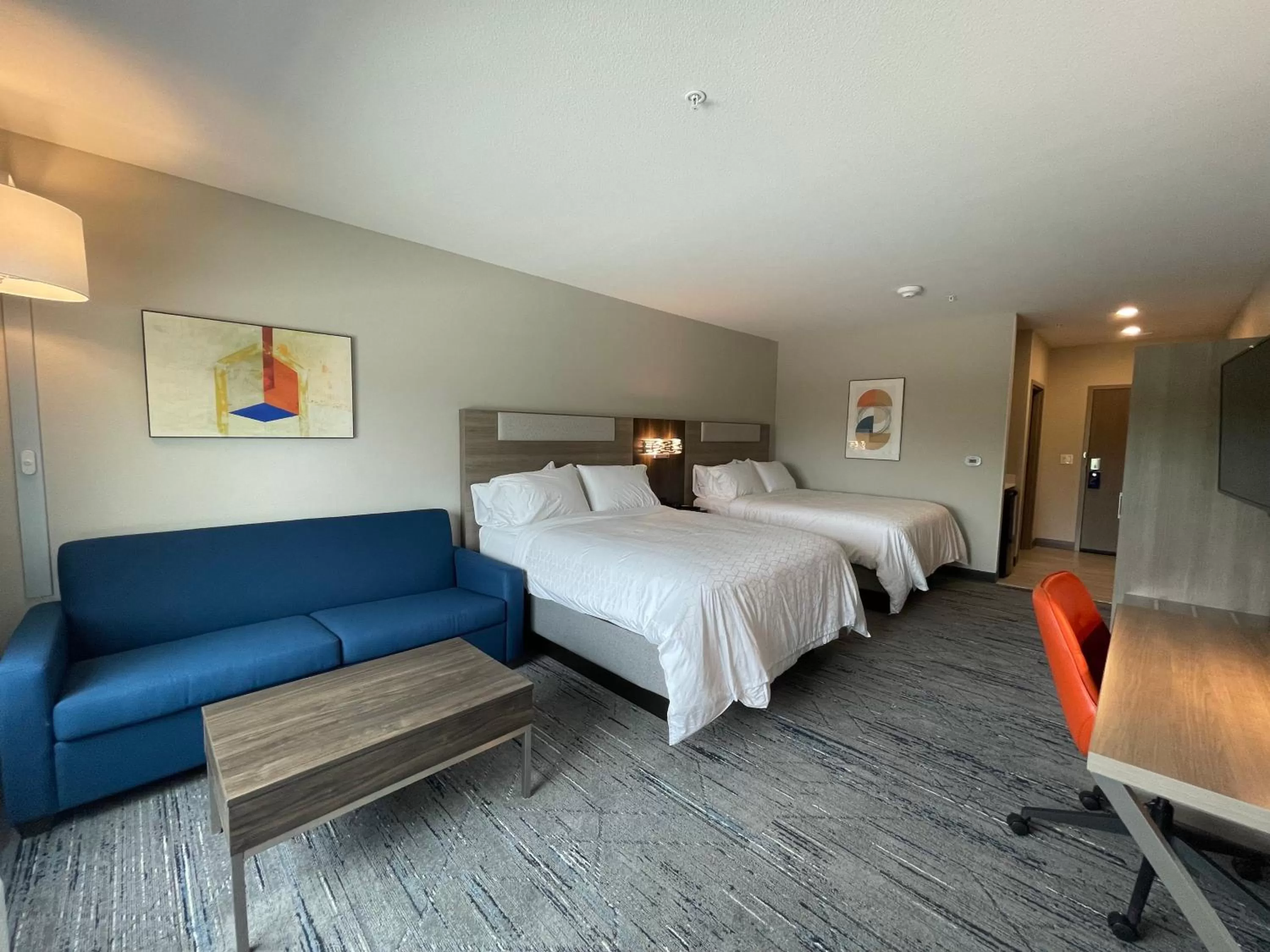 Photo of the whole room, Bed in Holiday Inn Express & Suites - Ft. Smith - Airport by IHG