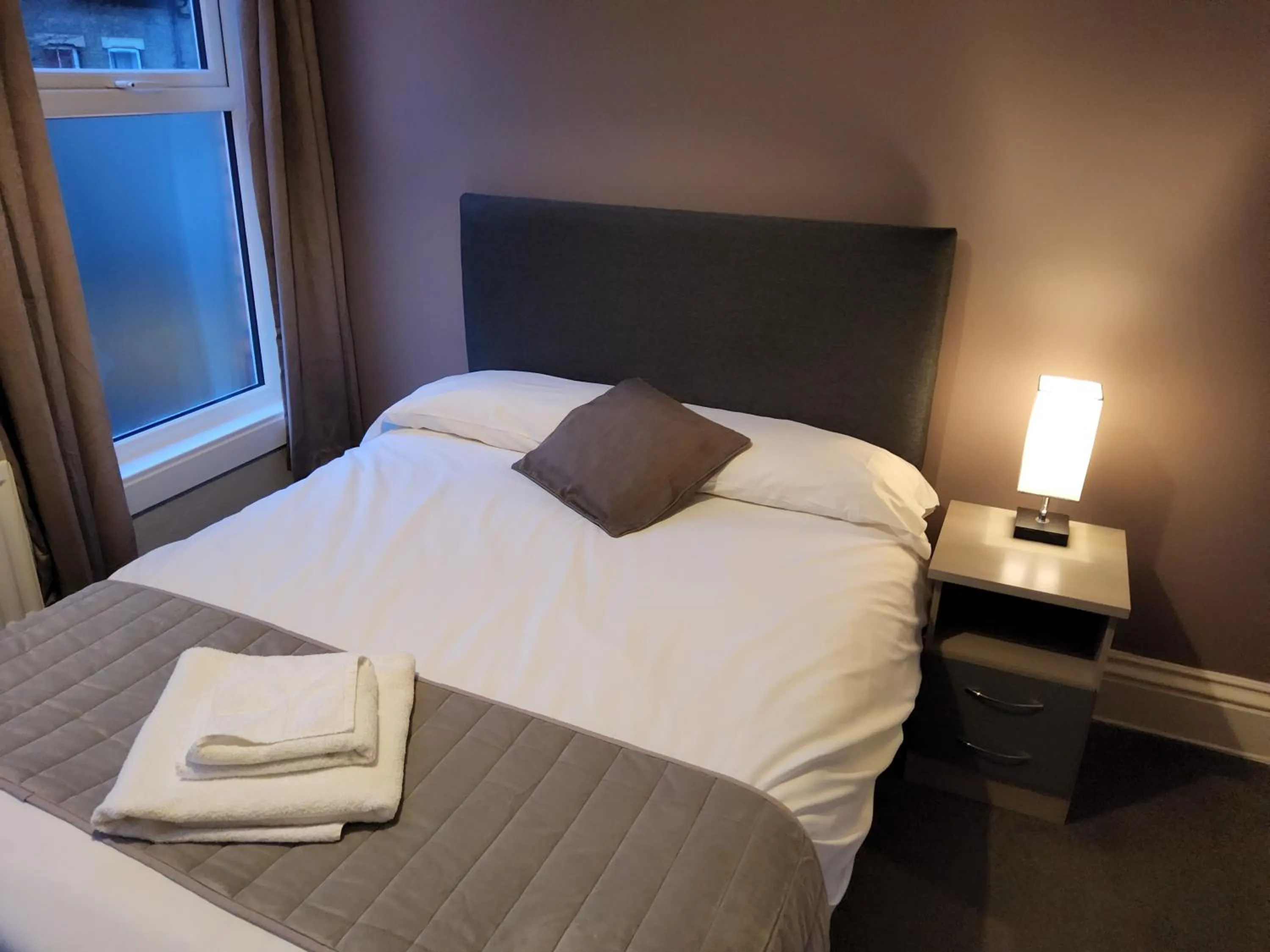 Bedroom, Bed in The Avenue Hotel