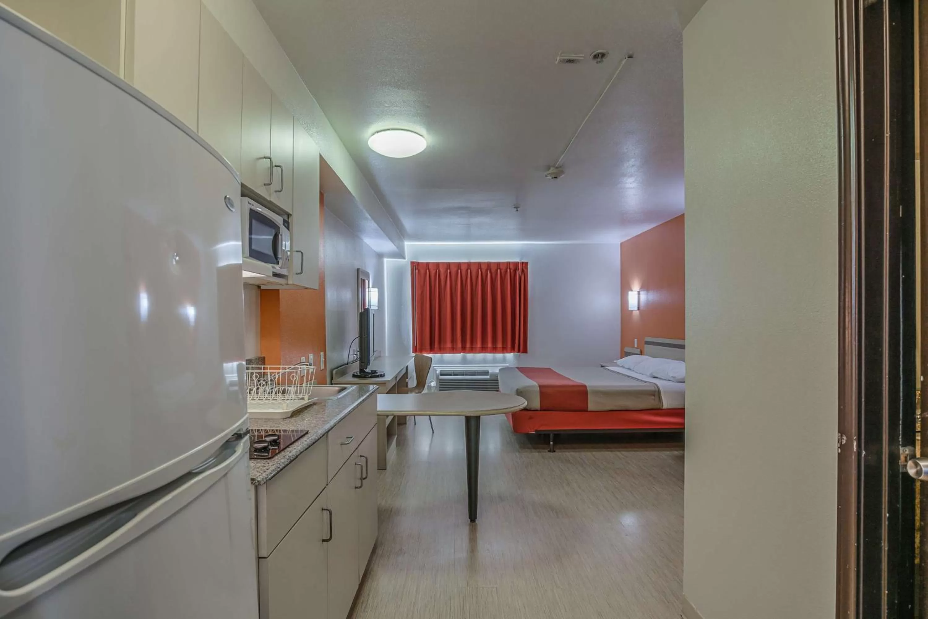 Kitchen or kitchenette, Bed in Motel 6-Pasadena, TX