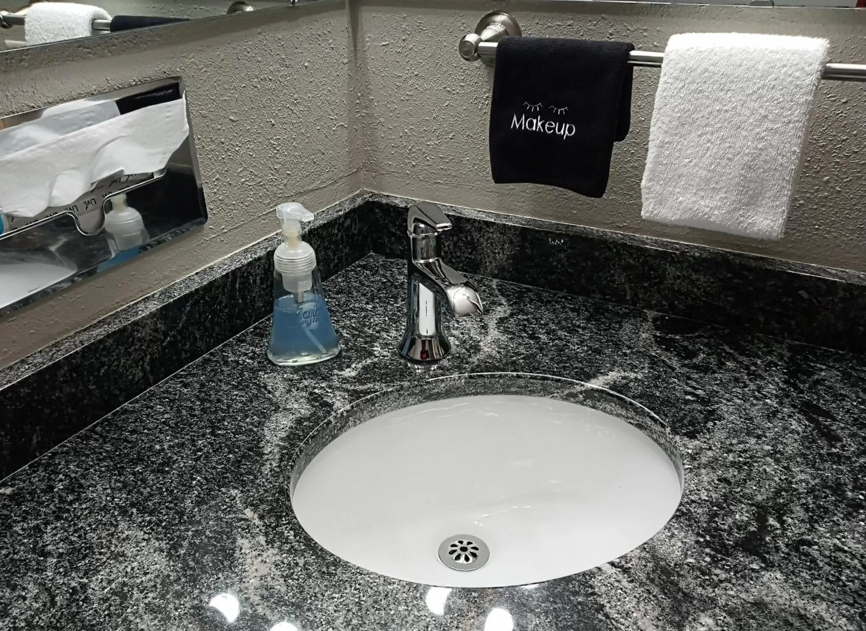 Bathroom in Cliff Dweller on Lake Superior