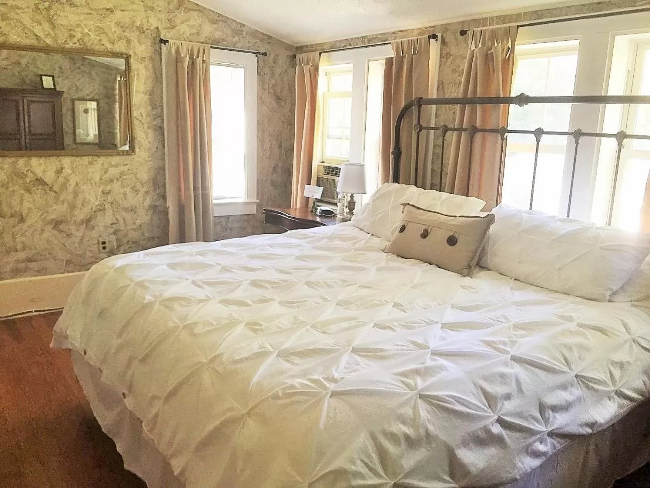 Bedroom, Bed in The Frogtown Inn