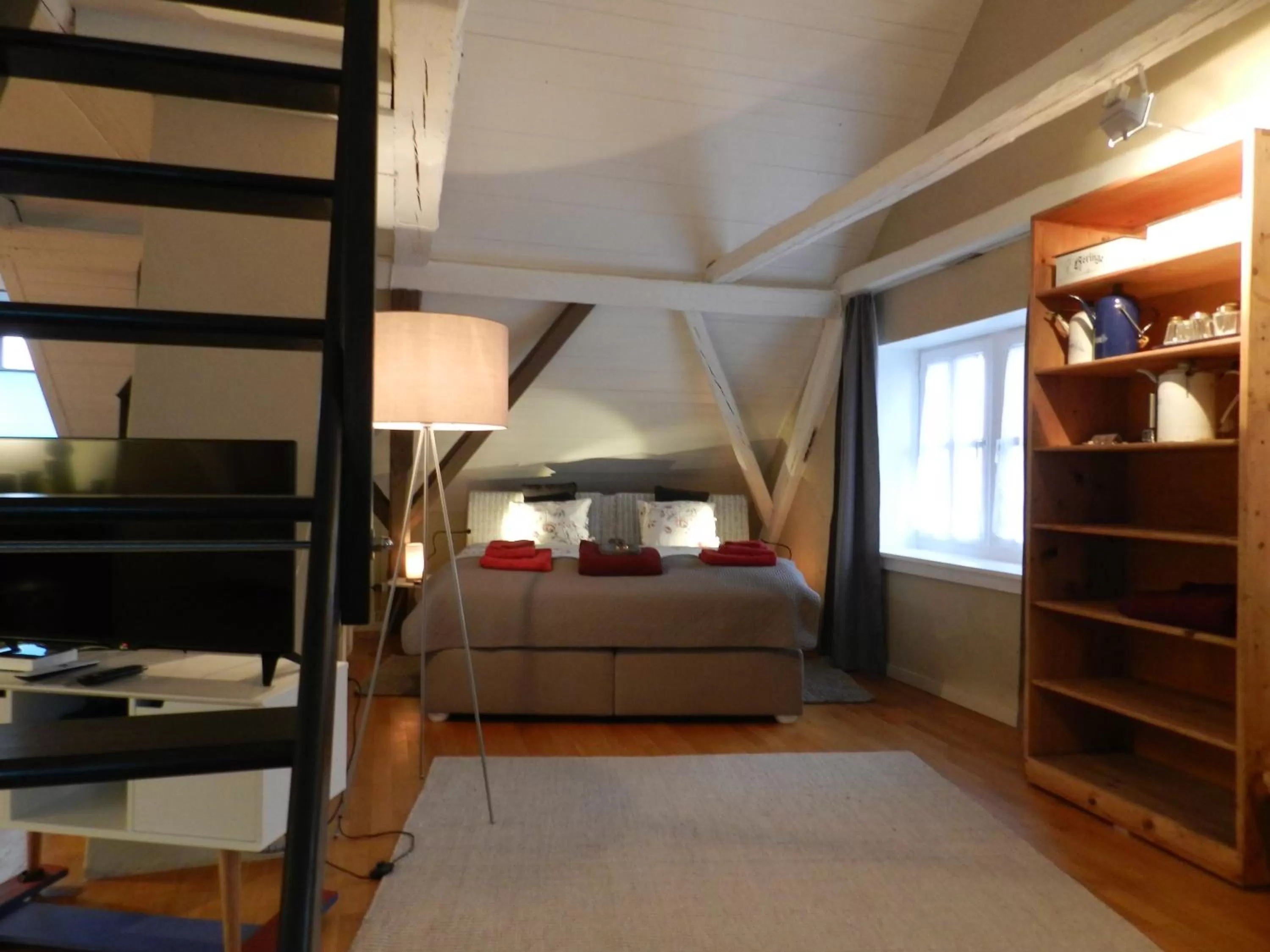 Photo of the whole room, Bed in Blue Wall BnB