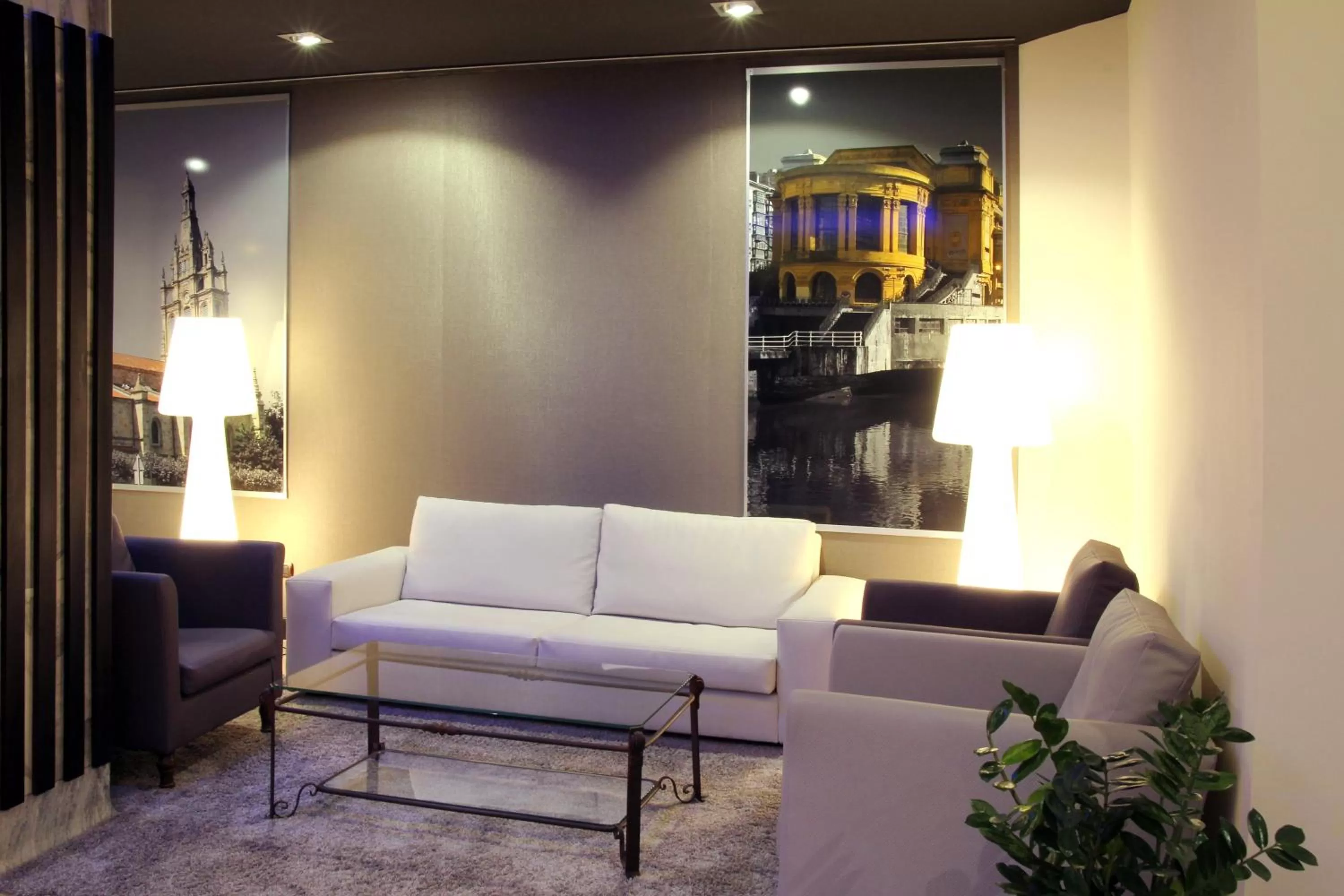 Communal lounge/ TV room in Hotel Conde Duque Bilbao